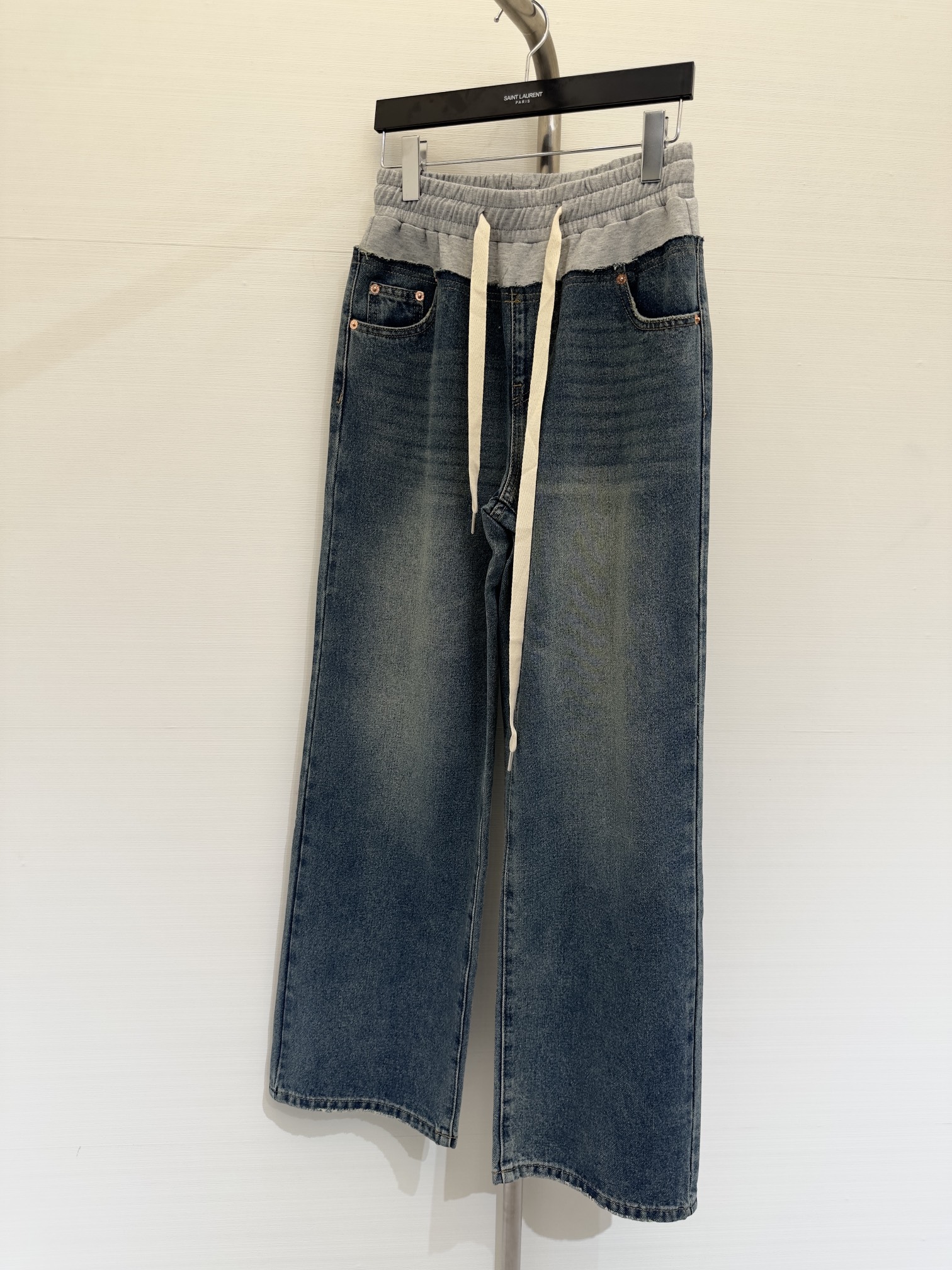 NO:307273,New spring and summer style Majira drawstring spliced ​​jeans, high-woven high-density twill fabric washes color, soft and skin-friendly material, personalized spliced ​​waist drawstring design, directly full of recognition, fashionable and elegant!  Three-dimensional cutting of the trousers, making them look slim and long legs, custom hardware accessories, full texture, masion margiela, jeans, alexander wang19860909春夏新款 马吉拉抽绳拼接牛仔裤,高织高密斜纹面料水洗对色,柔软亲肤材质 个性拼接腰头抽绳设计,辨识度直接拉满,时髦显气质！裤身立体裁剪,显瘦显腿长,定制五金配件,质感满满 码数,,masion margiela,jeans,alexander wang,Women's clothing