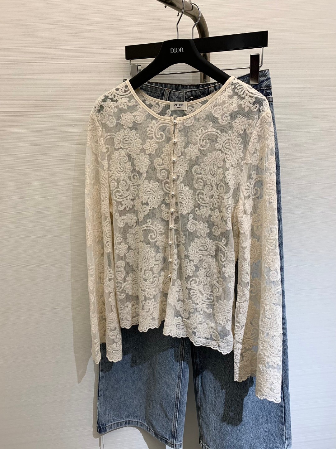 NO:307783,New summer hollow lace cardigan, this lace hook cardigan that combines appearance and sun protection, just matches spring and summer, every needle and thread is very testable, craftsmanship flowers and branches, different postures and all the clothes are unique and romantic, high-end and fashionable ~ Lace fabric is light and breathable, loose and short style lengthens the body, and is also friendly to small people, classic round neck design, size number, alexander wang19860909夏季新款 镂空蕾丝开衫,这件集颜值 、防晒于一身的蕾丝钩花开衫,恰好与春夏相配,一针一线都非常考验,工艺花朵枝蔓 ,姿态各异遍布衣身别致浪漫,高级又洋气 ~蕾丝面料轻盈透气 ,宽松短款拉长身形 ,对小个子也很友好,经典圆领设计 码数,,alexander wang,Women's clothing