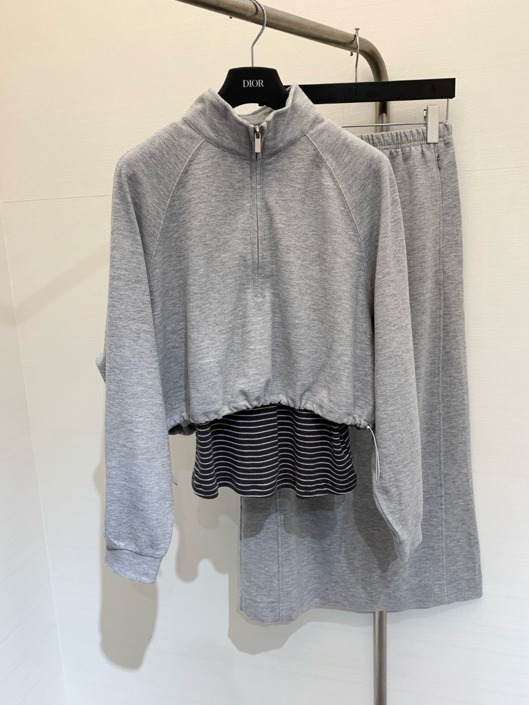 NO:307792,celine 2025 spring and summer new style casual three-piece suit, short long-sleeved top cardigan striped vest skirt, full of Korean style, one set invincible color gray hidden blue SML 50580, celine, skirts, alexander wang19860909celine 2025 春夏新款 休闲三件套套装,短款长袖上衣开衫条纹背心半裙,满满的韩系风格,一套搭配无敌 颜色灰色 藏蓝 码数SML 50580,,celine,skirts,alexander wang,Women's clothing