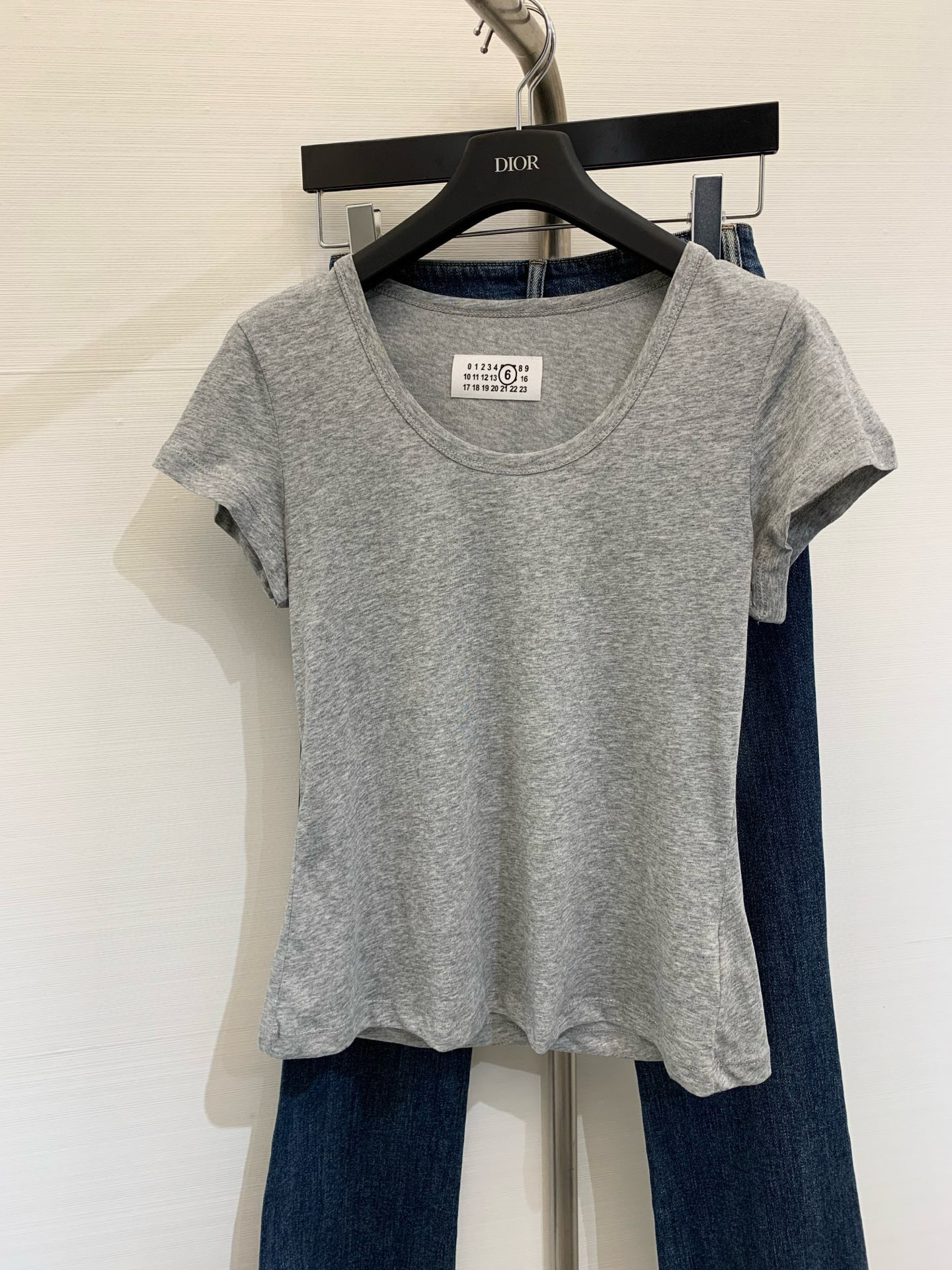 NO:307765,New early spring style, front shoulder slim shirt, casual, simple and easy to match, you can go out easily with retro jeans. Color black, gray, size, jeans, alexander wang19860909早春新款 正肩修身恤,随性简约有好搭,搭配复古牛仔裤可以轻松出门啦 颜色黑色 灰色 码数,,jeans,alexander wang,Women's clothing