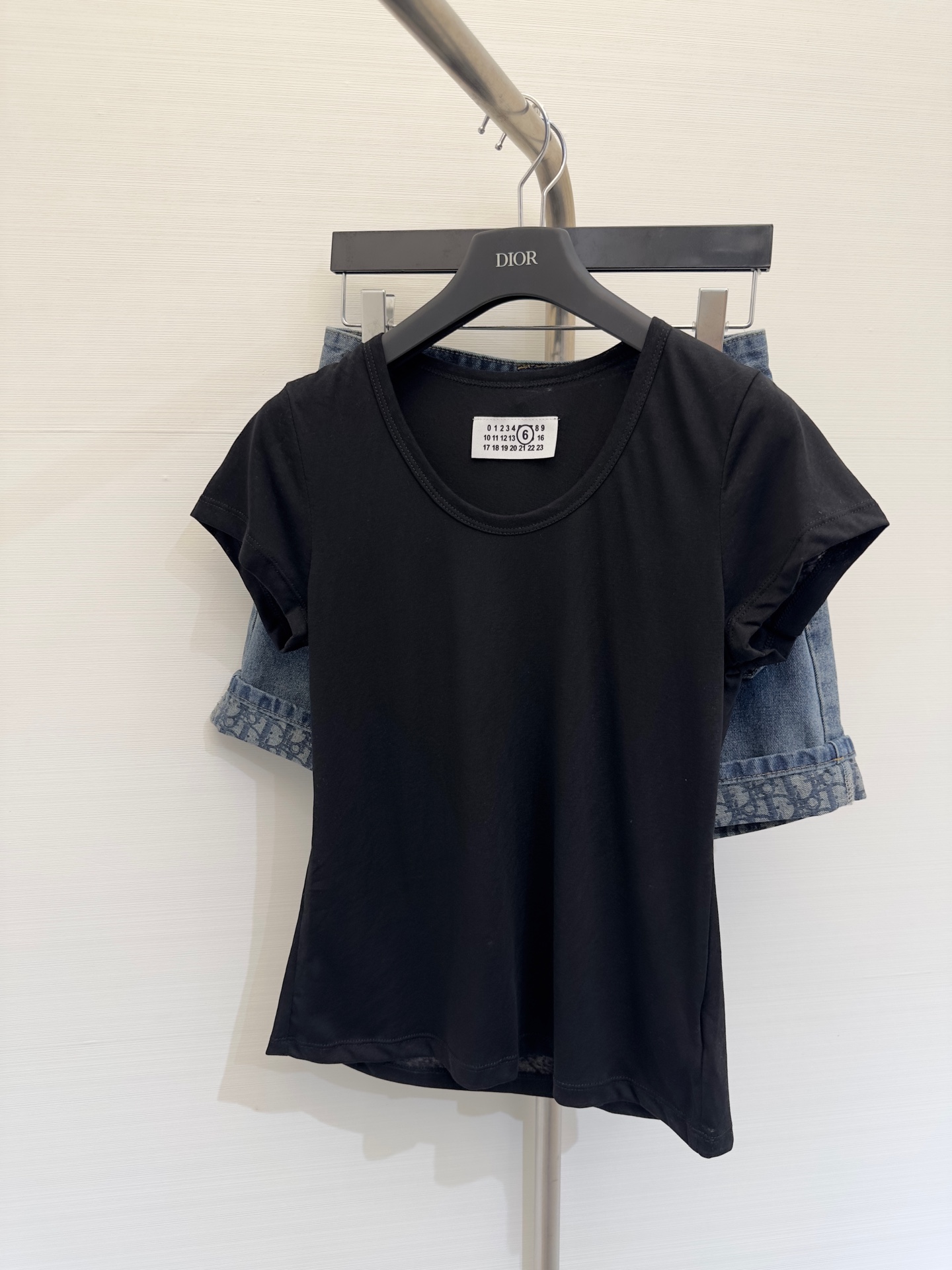 NO:307769,New early spring style, front shoulder slim shirt, casual, simple and easy to match, you can go out easily with retro jeans. Color black, gray, size, jeans, alexander wang19860909早春新款 正肩修身恤,随性简约有好搭,搭配复古牛仔裤可以轻松出门啦 颜色黑色 灰色 码数,,jeans,alexander wang,Women's clothing