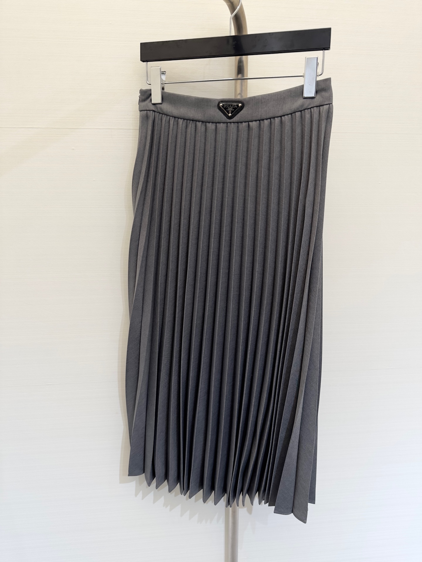 NO:307771,* Early spring new style, triangle logo decoration, classic simple and fashionable versatile pleated skirt mid-length skirt, high version, color black and gray, size, skirts, alexander wang19860909*  早春新款 三角徽标装饰 经典简约时尚百搭百褶半裙中长裙,高版本 颜色黑灰 码数,,skirts,alexander wang,Women's clothing