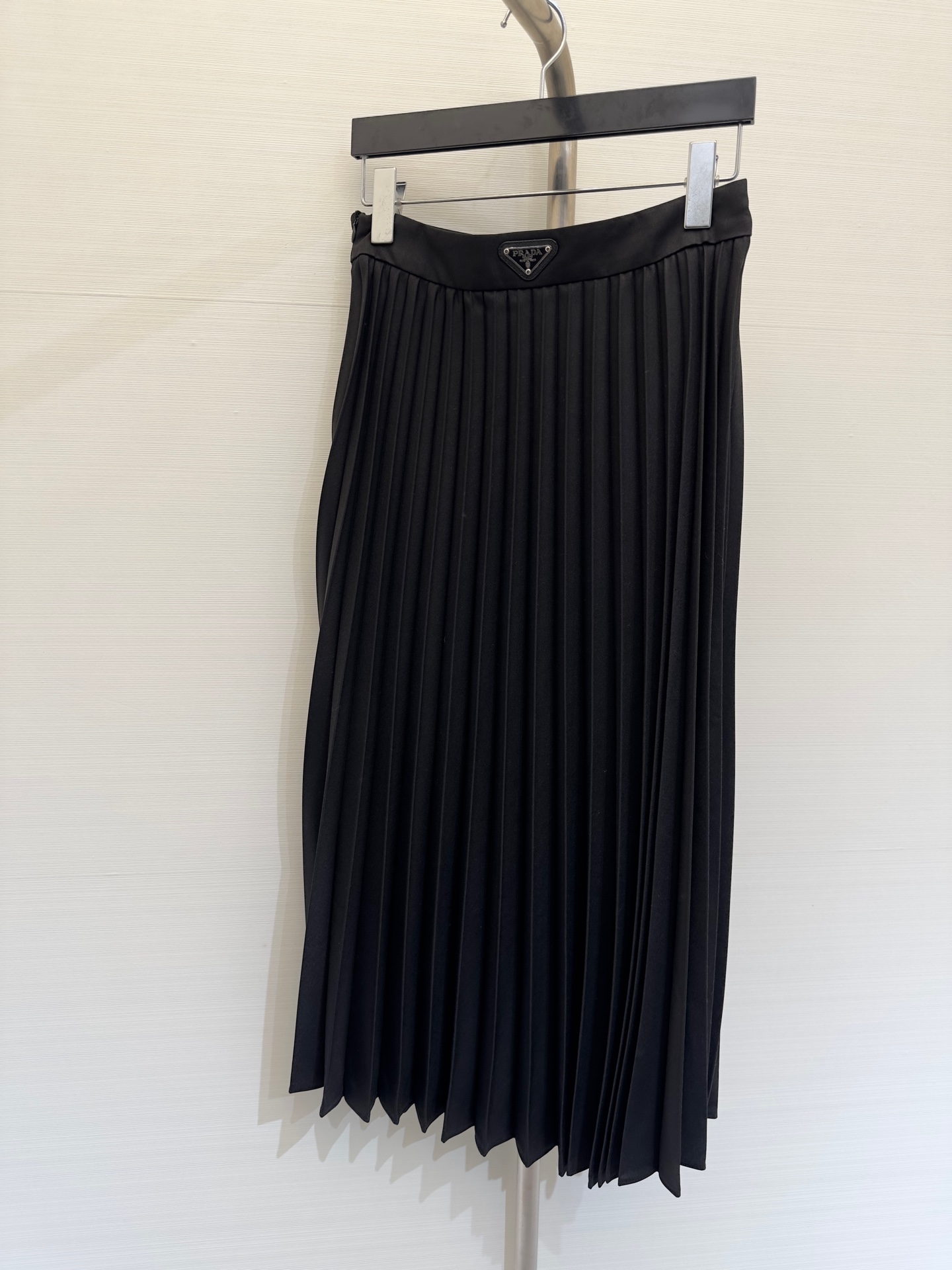 NO:307775,* Early spring new style, triangle logo decoration, classic simple and fashionable versatile pleated skirt mid-length skirt, high version, color black and gray, size, skirts, alexander wang19860909*  早春新款 三角徽标装饰 经典简约时尚百搭百褶半裙中长裙,高版本 颜色黑灰 码数,,skirts,alexander wang,Women's clothing