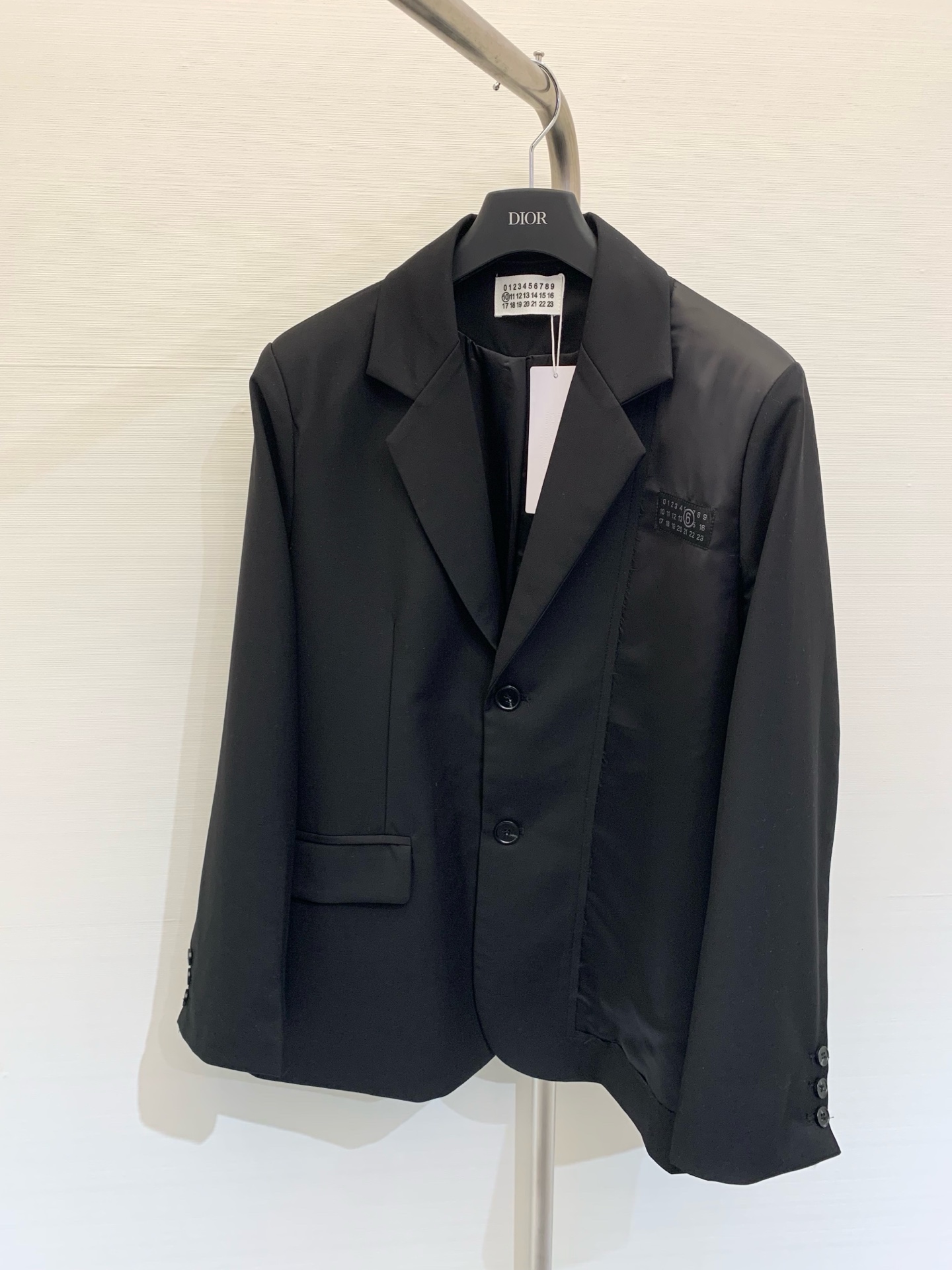 NO:307787,New early spring digital logo suit jacket classic silhouette cut The entire design is simple and has highlights. Acetic acid shiny splicing design on one side is very eye-catching. It has a fashionable feeling. The silhouette is easy to hide the flesh and makes you look slim. It can also be easily controlled by a small person. It has a very high practical wearability. Size number,, jackets & coats, business suit, alexander wang19860909早春新款 数字徽标西装外套 经典廓形剪裁 整个设计简洁有亮点 单侧采用醋酸亮面拼接设计 非常吸睛 自带时髦感 廓形轻松藏肉显瘦 小个子也能轻松驾驭 实穿性非常高 码数,,jackets & coats,business suit,alexander wang,Women's clothing