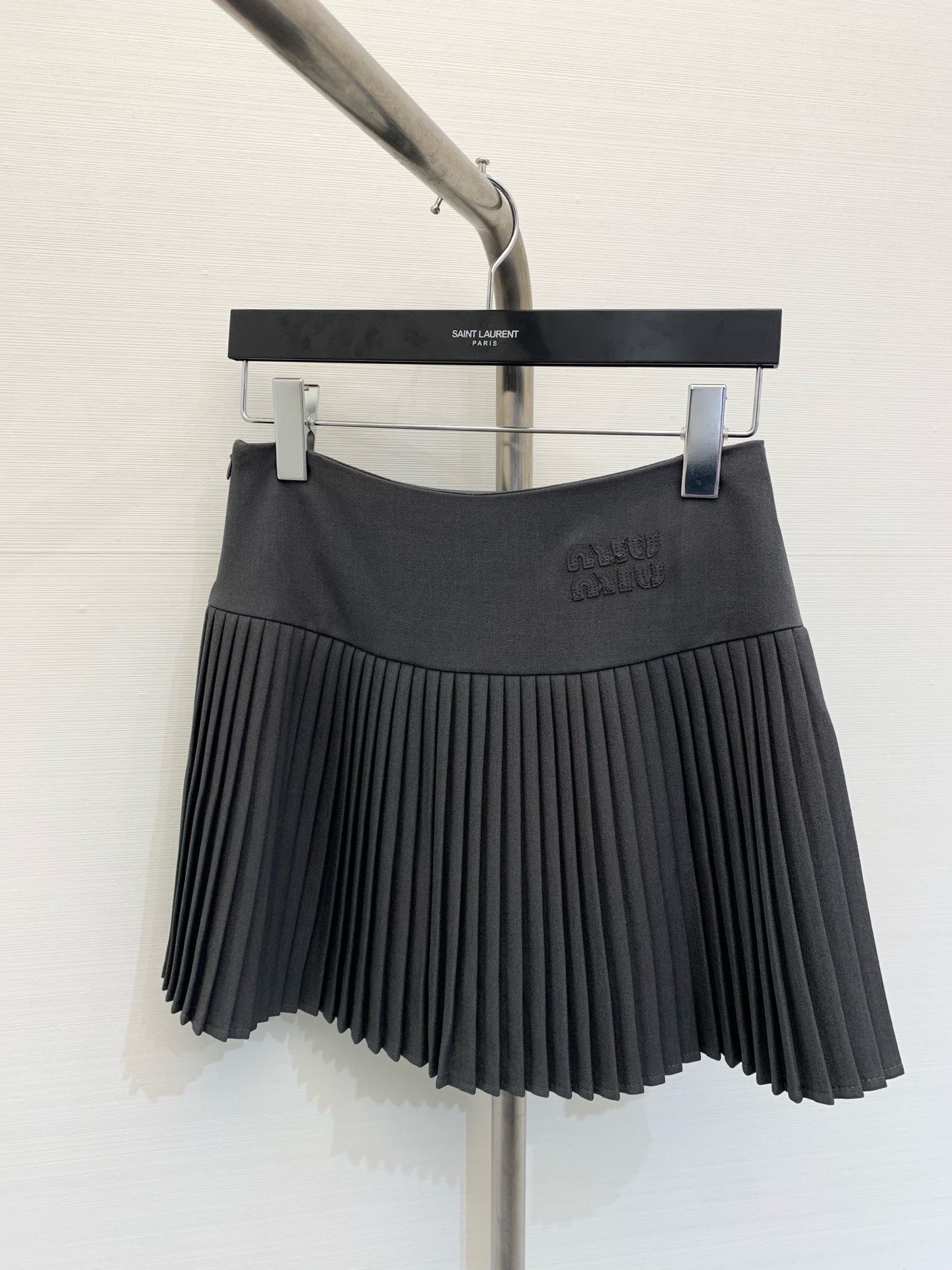 NO:307793,* New spring and summer style, exclusive hot style, pleated short skirt, vertical and smooth style, high-waisted pleated short skirt style, simple and retro style, outlined curves and highlighted thin waist, heavy-duty pleated skirt hem has been processed with special technology, even pleats are even, more neat and not easy to loosen, one-piece skirt hem covers the front, more flowing and energetic during walking, showing a trendy and fashionable feeling, lengthening the visual effect of legs, gray color, apricot color, number of codes,, skirts, alexander wang19860909*  春夏新款 独家爆款 百褶短裙,版型立挺垂顺 质感上乘 高腰百褶短裙版型 简约复古学院风十足 勾勒曲线突出细腰 裙摆重工压褶经过特殊工艺处理 褶量均匀更利落不易松散 一片式裙摆遮挡于前 行走间更飘逸显活力 展现潮流时尚感 拉长腿部视觉效果 颜色灰色 杏色 码数,,skirts,alexander wang,Women's clothing