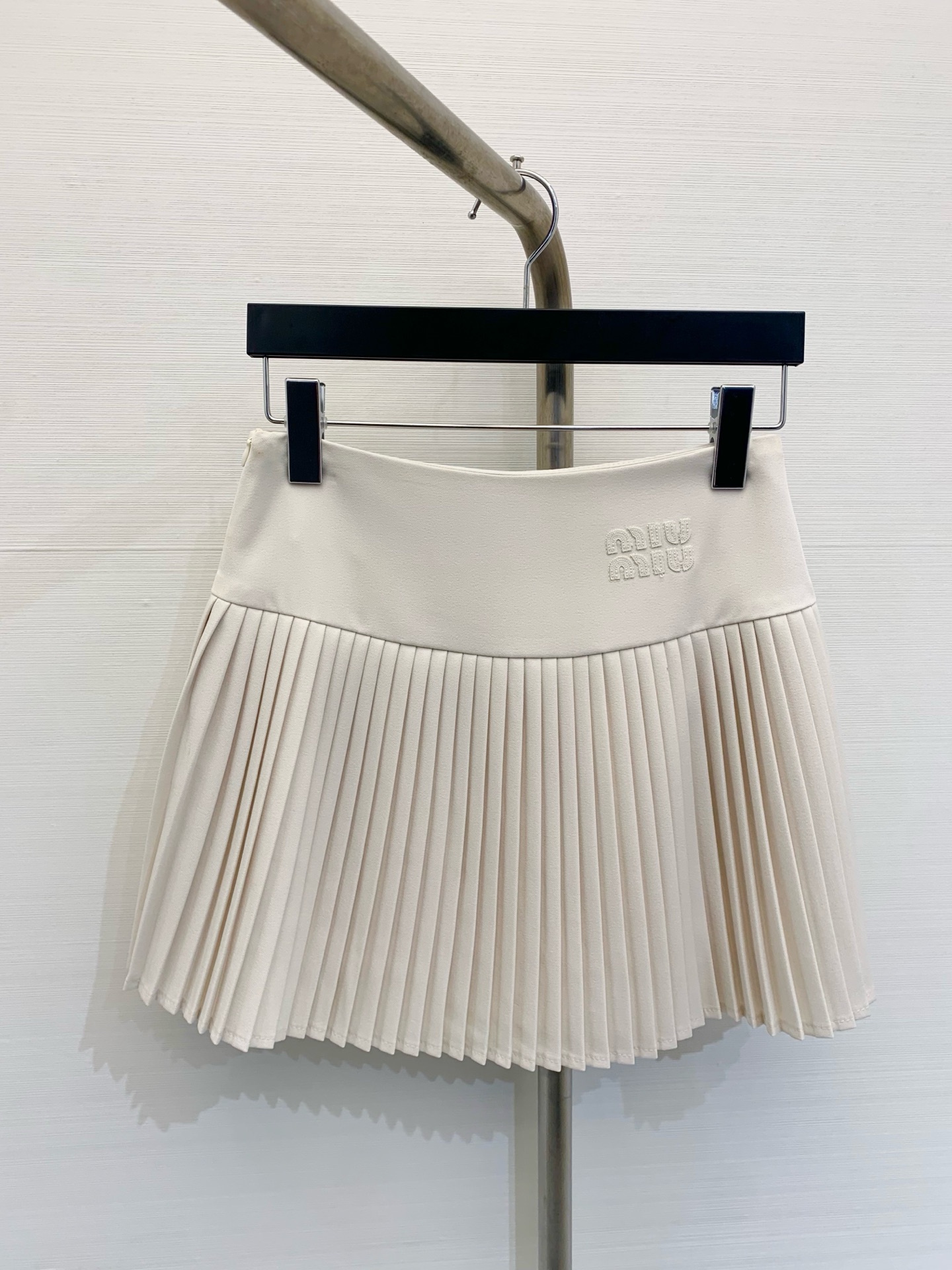 NO:307799,* New spring and summer style, exclusive hot style, pleated short skirt, vertical and smooth style, high-waisted pleated short skirt style, simple and retro style, outlined curves and highlighted thin waist, heavy-duty pleated skirt hem has been processed with special technology, even pleats are even, more neat and not easy to loosen, one-piece skirt hem covers the front, more flowing and energetic during walking, showing a trendy and fashionable feeling, lengthening the visual effect of legs, gray color, apricot color, number of codes,, skirts, alexander wang19860909*  春夏新款 独家爆款 百褶短裙,版型立挺垂顺 质感上乘 高腰百褶短裙版型 简约复古学院风十足 勾勒曲线突出细腰 裙摆重工压褶经过特殊工艺处理 褶量均匀更利落不易松散 一片式裙摆遮挡于前 行走间更飘逸显活力 展现潮流时尚感 拉长腿部视觉效果 颜色灰色 杏色 码数,,skirts,alexander wang,Women's clothing