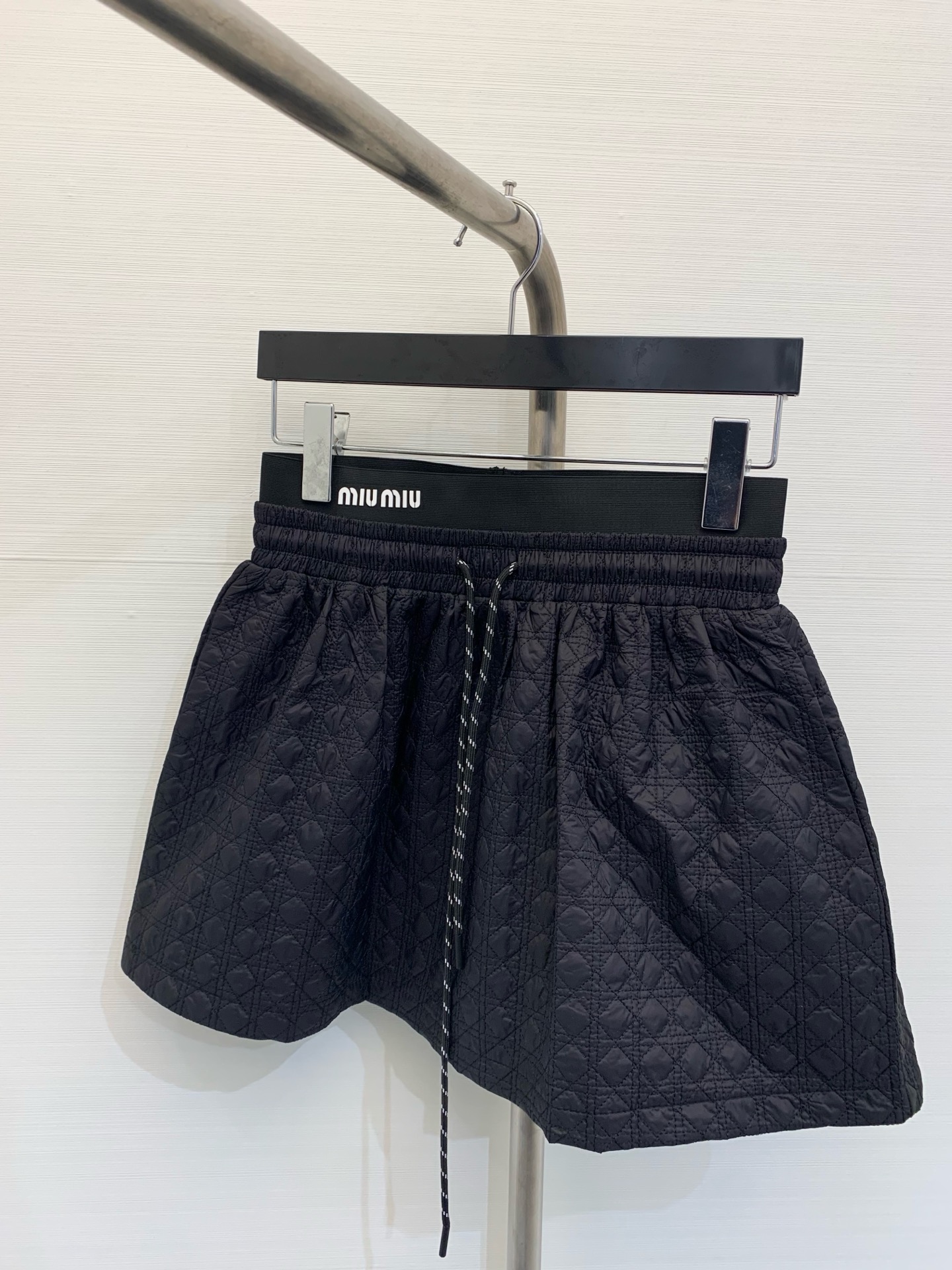 NO:307805,* New early spring style double-sided diamond quilted short skirt, spliced ​​waist letter embossing process, imported machine pressing grid technology, three-dimensional cutting of grids, easily showing off long legs. Size number, skirts, alexander wang19860909*  早春新款 双面菱形绗缝短裙,拼接腰头字母压花工艺,进口机压线格工艺,对格立体剪裁,轻松秀出大长腿 码数,,skirts,alexander wang,Women's clothing