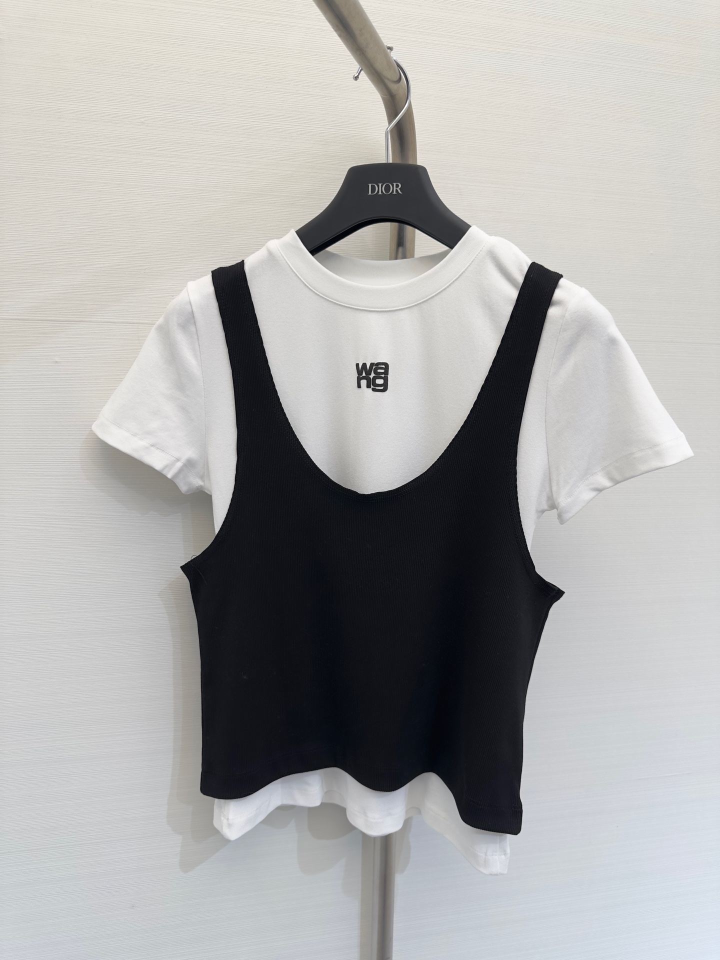 NO:307785,New spring and summer style vest short-sleeved shirt two-piece set, real two-piece design, contrasting color foam letters on the chest, absolutely versatile casual attributes, easy to match with pressure-free color black white Size number, T-shirt, alexander wang19860909春夏新款 背心短袖恤两件套,真两件设计,撞色胸前发泡字母,妥妥的百搭休闲属性,轻松搭配无压力 颜色黑色 白色 码数,,T-shirt,alexander wang,Women's clothing