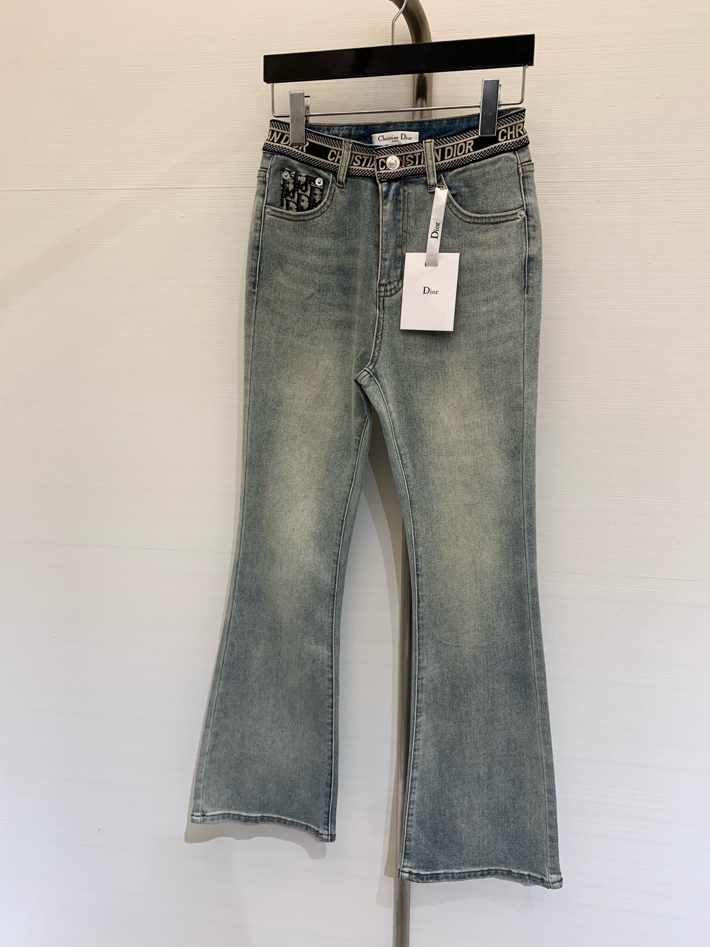 NO:307806,* New early spring style pocket webbing elastic micro-flare pants, exclusively set, spring and summer king-summer style, front and rear pocket letters, unique texture custom imported denim washing denim cotton elastic fabric, high elastic fabric, hip lifting and belly tightening, micro-flare design more body curve, lengthening perfect body proportions, can be controlled by any body shape, customized auxiliary materials, fine workmanship~ Size number, alexander wang19860909*  早春新款 口袋织带弹力微喇裤,独家开定,春夏王炸款,前后口袋字母,质感一绝定制进口丹宁水洗牛仔棉弹面料,高弹力面料,提臀收腹,微喇设计更显身材曲线,拉长完美身材比例,任何身形都可驾驭,定制辅料,做工精细~ 码数,,alexander wang,Women's clothing