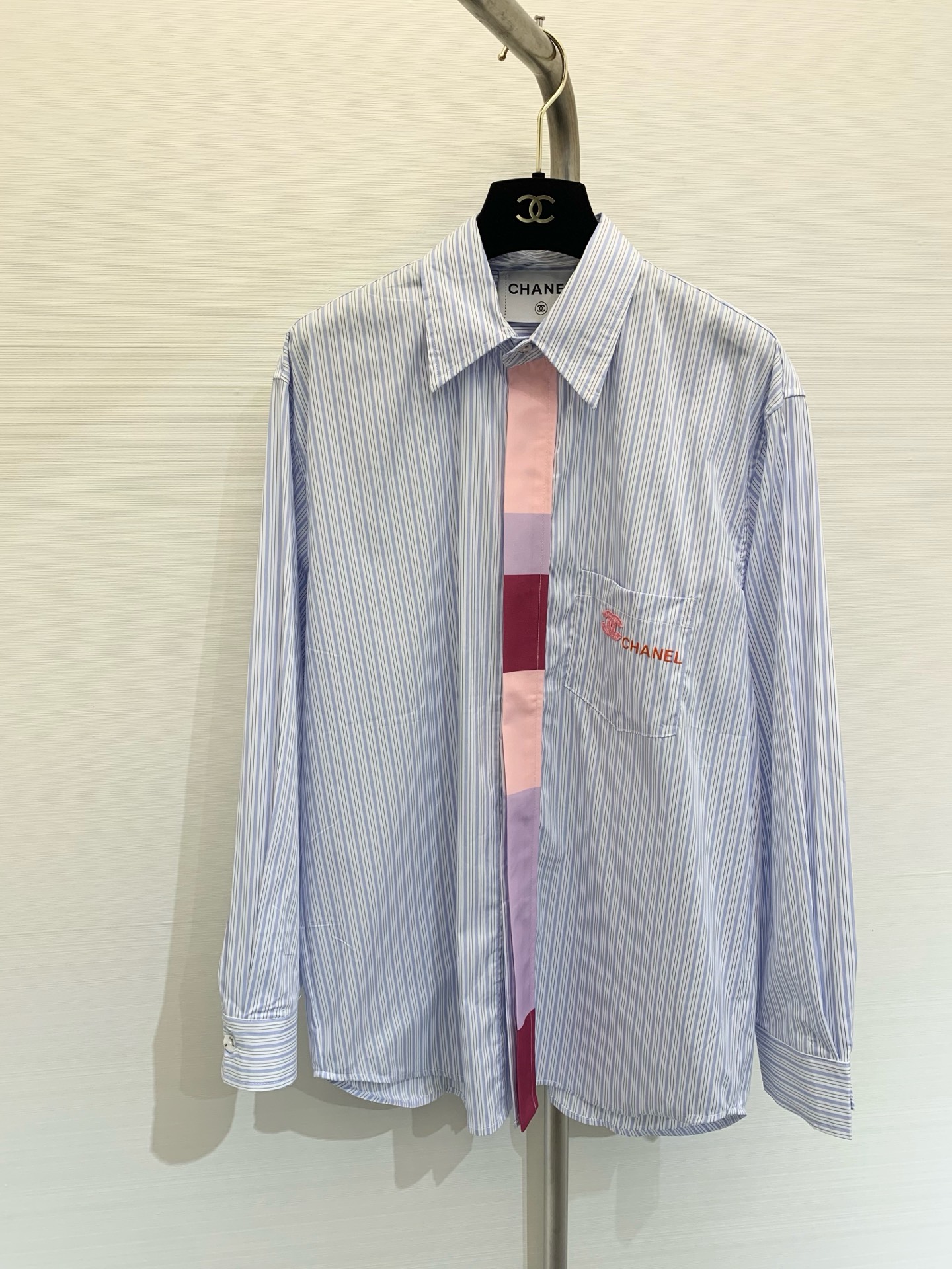 NO:308309,* New early spring style striped shirts are minimalist, with double and letter embellishment, low-key and generous placket contrasting color design, unique, three-dimensional tailoring, curved hem, giving more possibilities for outfits!  Shirts, alexander wang19860909*  早春新款 条纹衬衫 极简主义必入,双及字母点缀,低调大方 门襟撞色设计,别具一格,立体剪裁,弧形下摆,赋予更多穿搭可能！ 码数,,shirts,alexander wang,Women's clothing