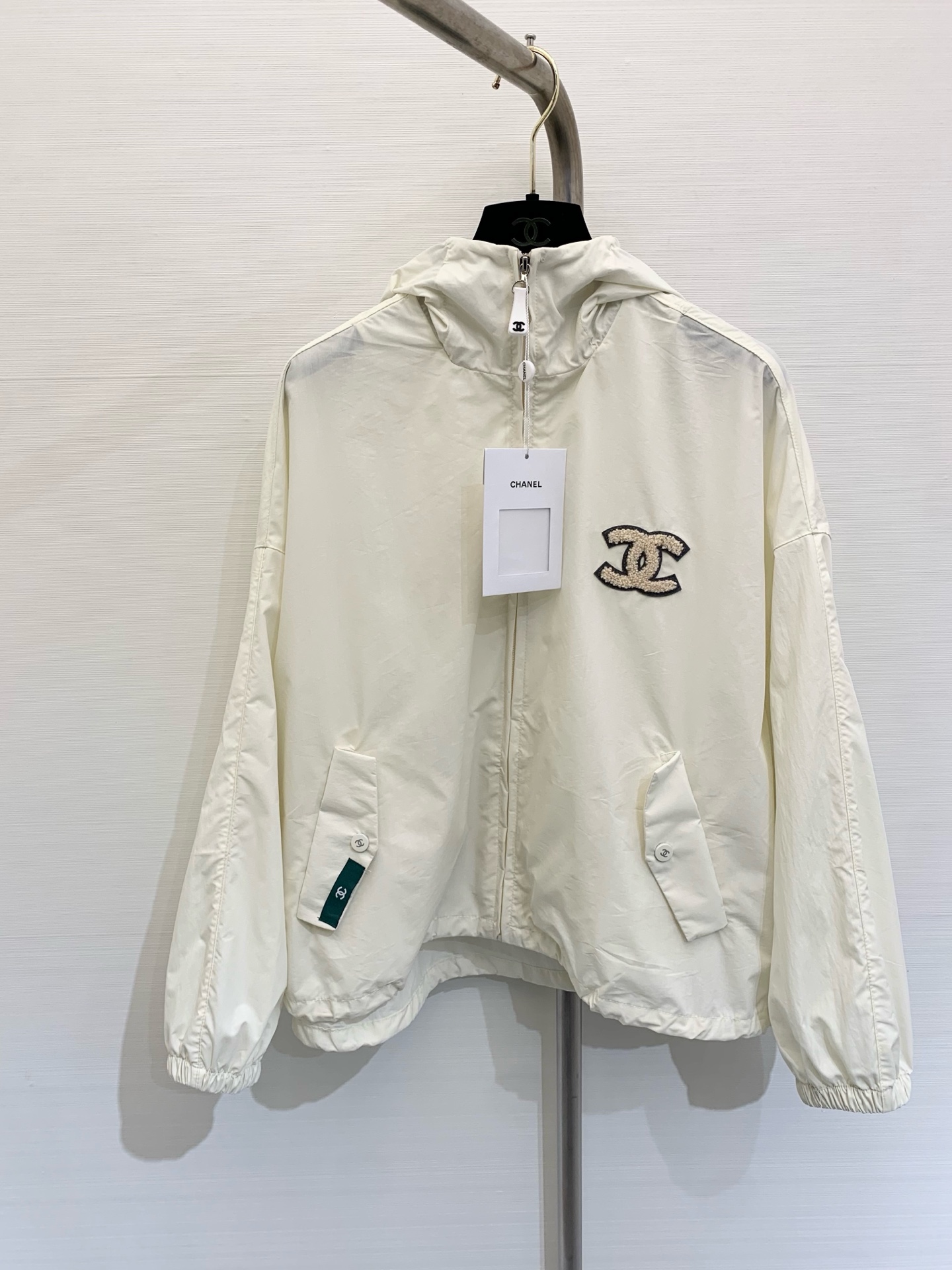 NO:308305,* New spring style, the new middle-aged hooded trench coat, adopts a simple style, the style is as good as ever, and the loose style is available for any body shape. It is a must-have for casual travel!  yard count, jackets & coats,hats,alexander wang19860909*  春季新款 中古新款连帽冲风衣外套,采用简约风格版型,版型一如既往的好,宽松版型,任何身材都可驾奴,休闲出游必备！ 码数,,jackets & coats,hats,alexander wang,Women's clothing