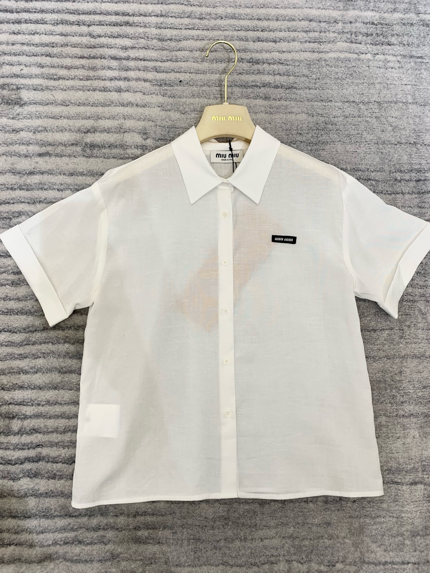 NO:308325,MIUMI* 2025 spring and summer new style lapel short-sleeved linen shirt, yb custom Tennis linen fabric, comfortable and breathable, minimalist logo embellishment on the chest, high-end and age-reducing SML, miumiu, T-shirt, alexander wang19860909MIUMI* 2025 春夏新款 翻领短袖亚麻衬衣,yb定制天丝亚麻面料,舒适透气,胸前极简Logo点缀,高级又减龄 码数SML,,miumiu,T-shirt,alexander wang,Women's clothing