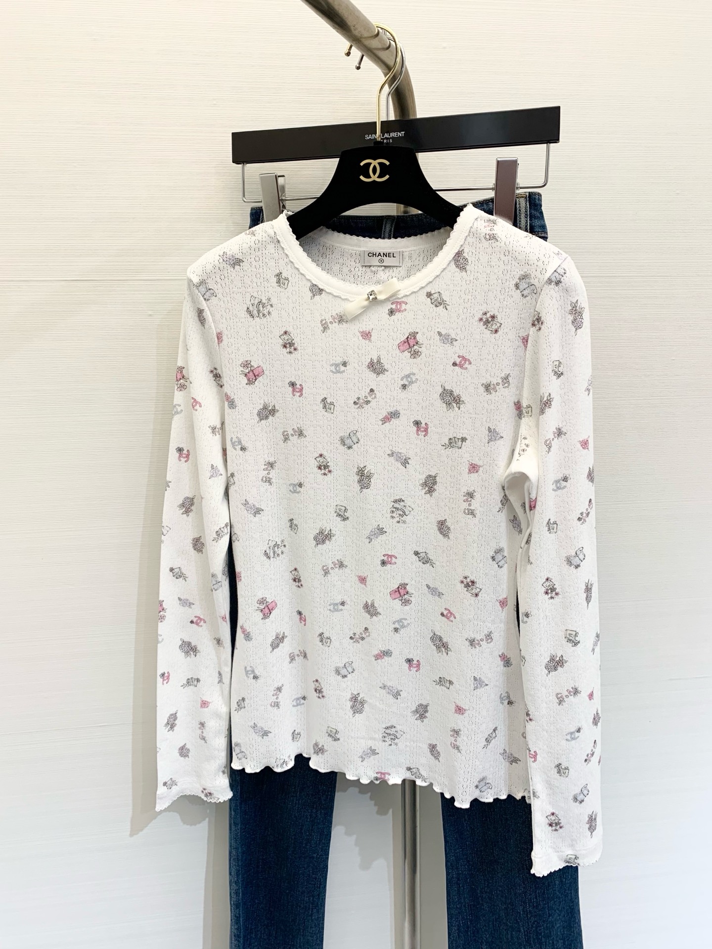 NO:308331,Chan*l 2025 New early spring style painted small floral neckline small bow lace edge thin long-sleeved T-shirt, round neck hollow design, breathable and practical, both colors look great. Color white/fragment color SML, chanel,tees, t-shirt,alexander wang19860909Chan*l 2025 早春新款 彩绘小碎花领口小蝴蝶结 蕾丝边轻薄长袖T恤,圆领镂空设计,透气实穿,两色都好看绝了 颜色白色/碎花色 码数SML,,chanel,tees，t-shirt,alexander wang,Women's clothing