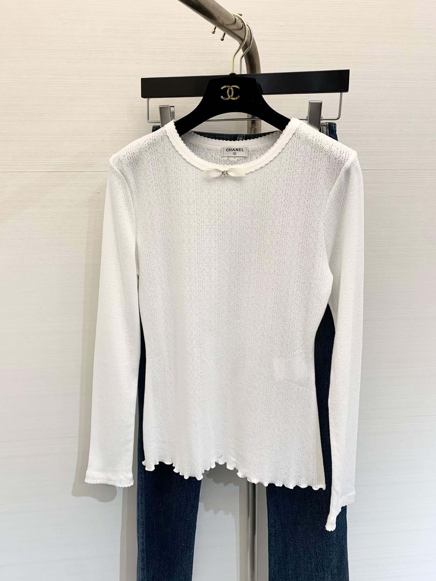 NO:308337,Chan*l 2025 New early spring style painted small floral neckline small bow lace edge thin long-sleeved T-shirt, round neck hollow design, breathable and practical, both colors look great. Color white/fragment color SML, chanel,tees, t-shirt,alexander wang19860909Chan*l 2025 早春新款 彩绘小碎花领口小蝴蝶结 蕾丝边轻薄长袖T恤,圆领镂空设计,透气实穿,两色都好看绝了 颜色白色/碎花色 码数SML,,chanel,tees，t-shirt,alexander wang,Women's clothing