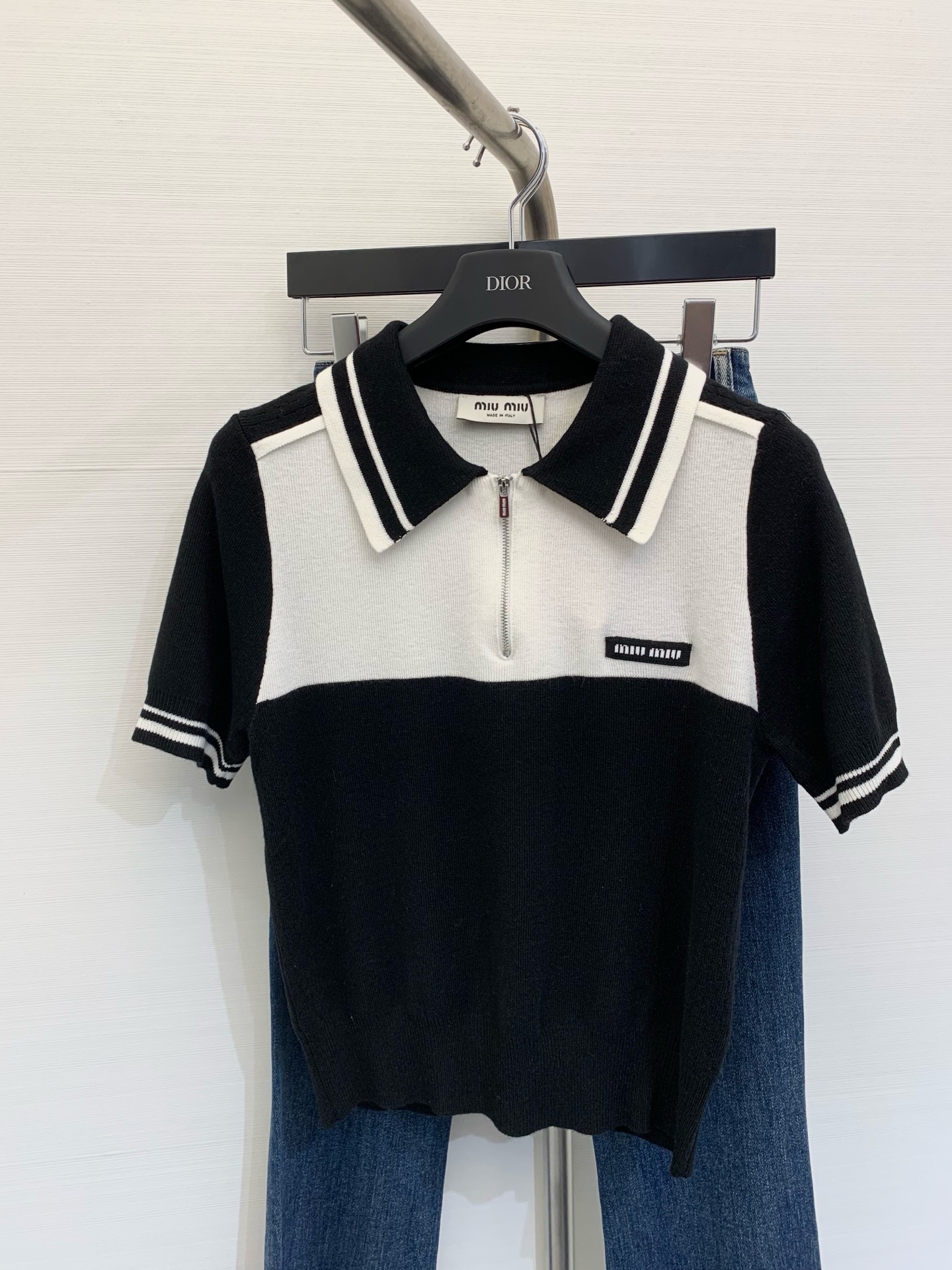 NO:308343,MIUMI* 2025 Early Spring New Gymnasium Series Contrast Color Polo Knitted Short Sleeve, Academy Sports Style Design, This Miu Flavored Color Red Black SML, Miumiu, T-shirt, alexander wang19860909MIUMI* 2025 早春新款 Gymnasium系列 撞色Polo针织短袖,学院运动风设计,是这个Miu味了 颜色红色 黑色 码数SML,,miumiu,T-shirt,alexander wang,Women's clothing