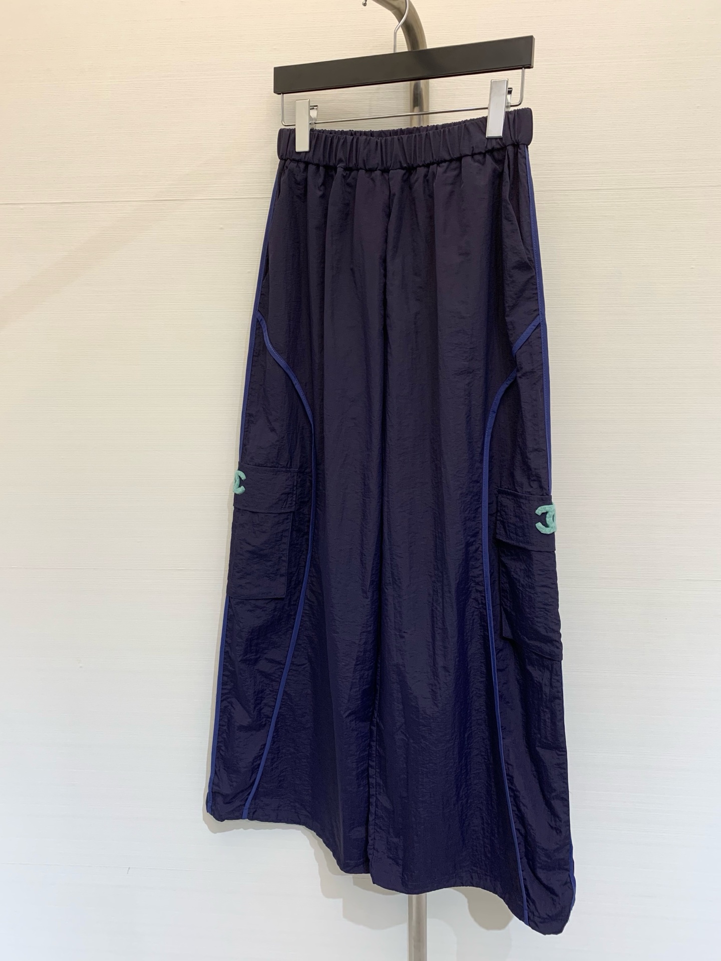 NO:308318,Chan*l 2025 spring and summer new Vintage loose work straight pants, adjustable hem, flocking double C logo on both sides, super comfortable upper body SML P, chanel, alexander wang19860909Chan*l 2025 春夏新款 Vintage宽松工装直筒裤,下摆调节松紧,两侧植绒双C Logo,上身超舒服 码数SML P,,chanel,alexander wang,Women's clothing