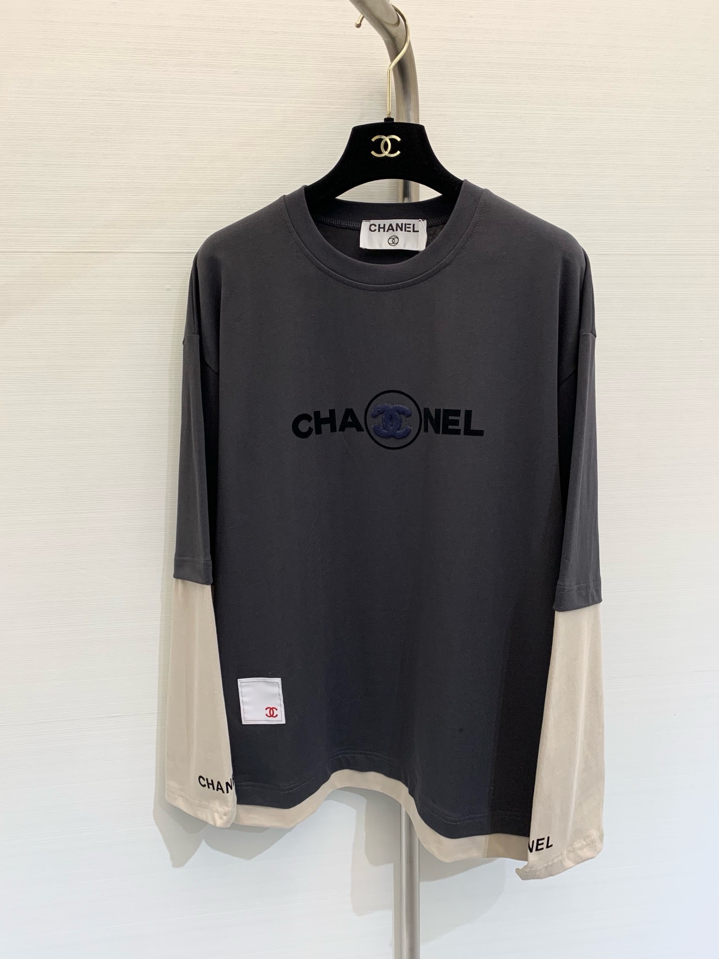 NO:308314,Chan*l 2025 Spring and Summer New Vintage spliced ​​fake two-piece long-sleeved T-shirt, a versatile item that is not picky about people, and the sleeve spliced ​​fake two-piece design fried chicken has personality, the classic loose style is always easy to wear and match. Color gray, navy blue. SML, chanel,tees, t-shirt, alexander wang19860909Chan*l 2025 春夏新款 Vintage拼接假两件长袖T恤,不挑人的百搭单品,袖子拼接假两件设计炒鸡有个性, 经典宽松版型一往如既的好穿又好搭 颜色灰色 藏蓝色 码数SML,,chanel,tees，t-shirt,alexander wang,Women's clothing