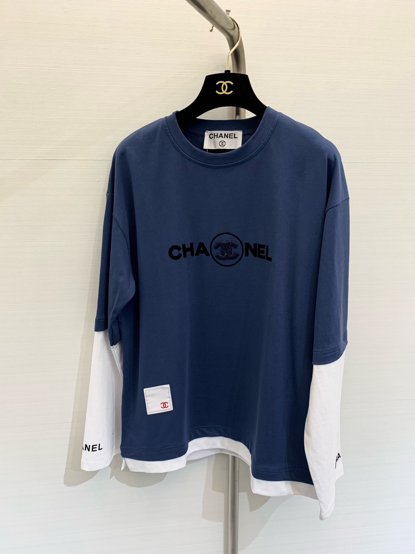 NO:308316,Chan*l 2025 Spring and Summer New Vintage Spliced ​​Fake Two-piece Long Sleeve T-shirt, a versatile item that is not picky about people, a fake two-piece design with a frying chicken has personality, a classic loose style that is always easy to wear and match. Color gray, navy blue. SML P, chanel,tees, t-shirt, alexander wang19860909Chan*l 2025 春夏新款 Vintage拼接假两件长袖T恤,不挑人的百搭单品,袖子拼接假两件设计炒鸡有个性, 经典宽松版型一往如既的好穿又好搭 颜色灰色 藏蓝色 码数SML P,,chanel,tees，t-shirt,alexander wang,Women's clothing