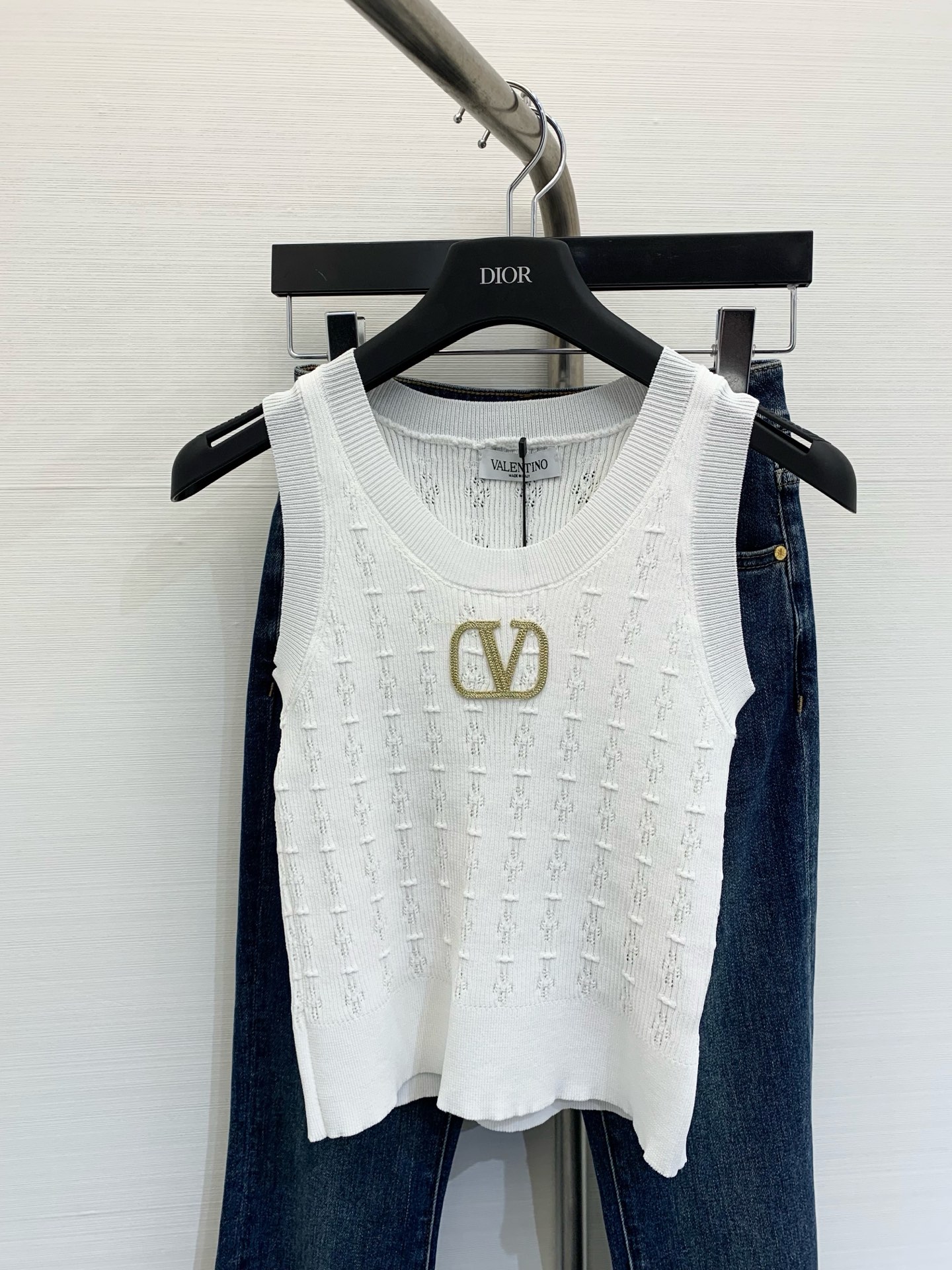 NO:308312,Valentino 2025 Early Spring New Style Gold Line V Letter Logo Knitted Vest, a must-have versatile item in summer Color Black White SML, valentino, alexander wang19860909Valentino 2025 早春新款 金线V字母Logo针织背心,夏天必备百搭单品 颜色黑色 白色 码数SML,,valentino,alexander wang,Women's clothing