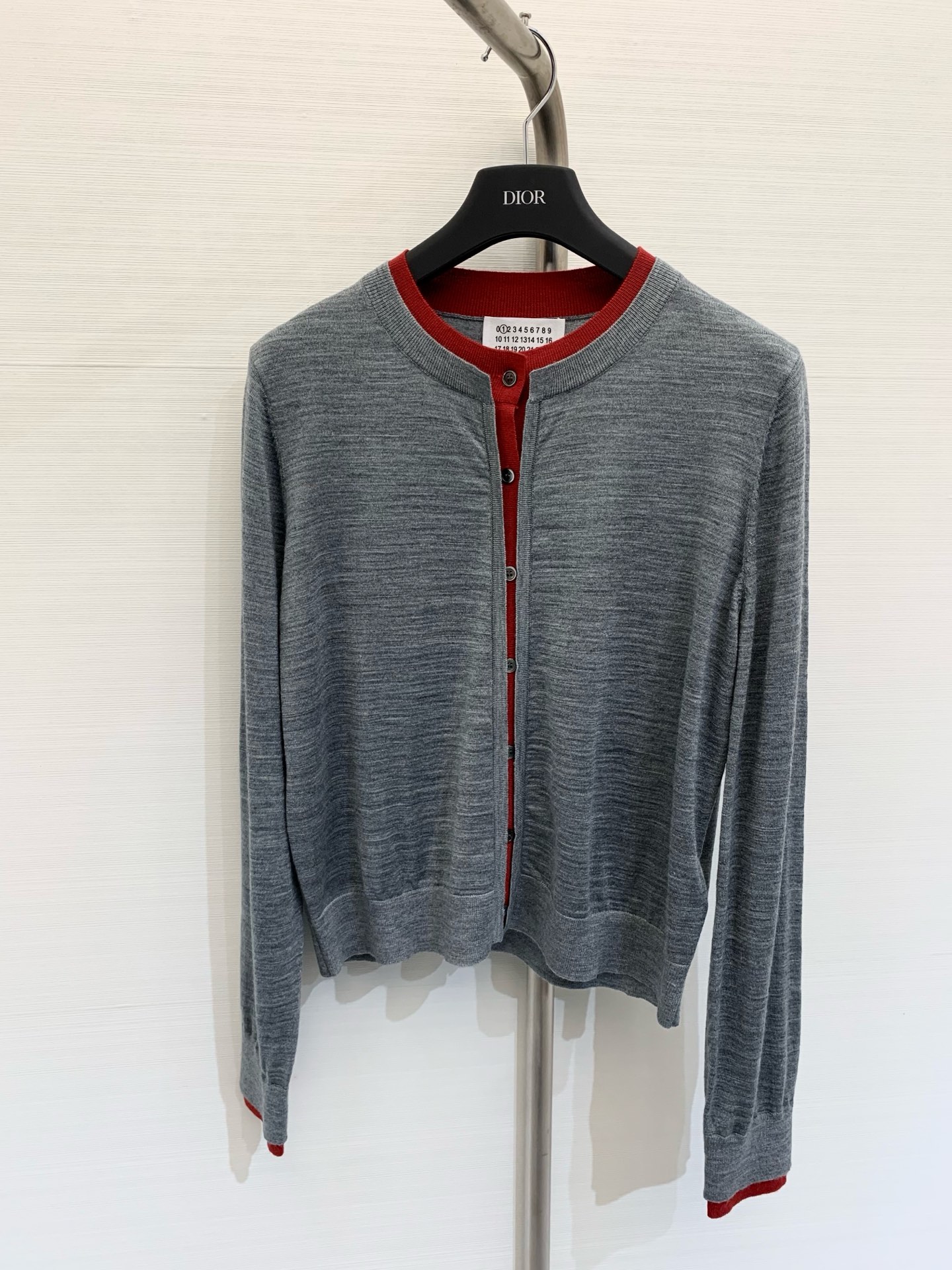 NO:308899,New spring and summer style, fake two-piece wool round-neck cardigan, every day when you are at home, commuting or don’t want to dress up, soft and comfortable, the upper body is very high-end and skin tone, and it is not picky at all!   Color black gray code number, alexander wang19860909春夏新款 假两件羊毛圆领开衫,日常居家、通勤或不想费心打扮的时刻,柔软舒适,上身非常高级又衬肤色,完全不挑人！  颜色黑色 灰色 码数,,alexander wang,Women's clothing