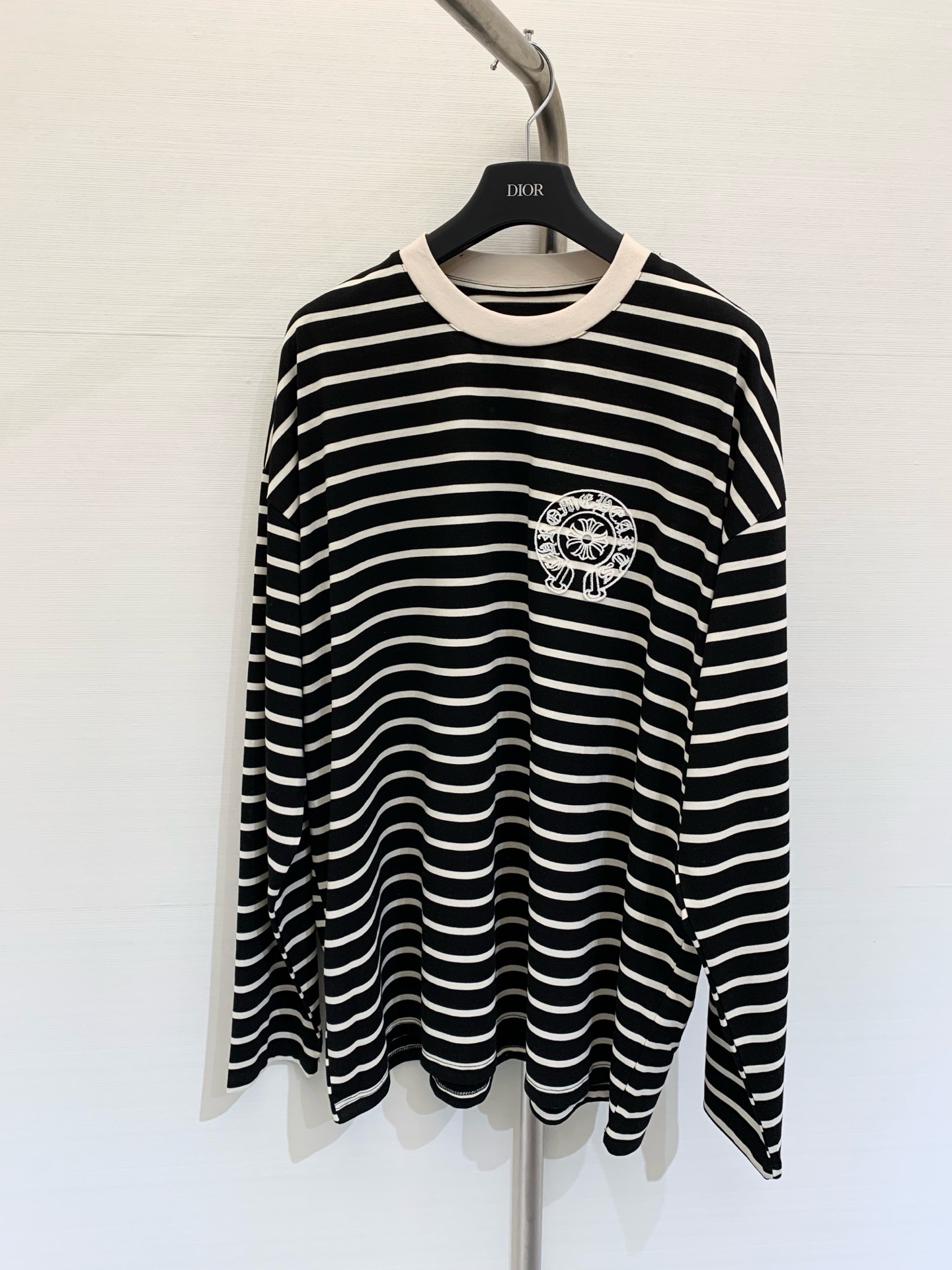 NO:308900,Croxin, a new early spring style flocked striped long-sleeved shirt, classic black and white color combination is beautiful and easy to match, a must-have for commuting, and a single layering is very outstanding. Size, chrome hearts, alexander wang19860909克罗心  早春新款 植绒条纹长袖恤,经典黑白配色好看又好搭,通勤必备,单穿叠搭都很出彩 码数,,chrome hearts,alexander wang,Women's clothing