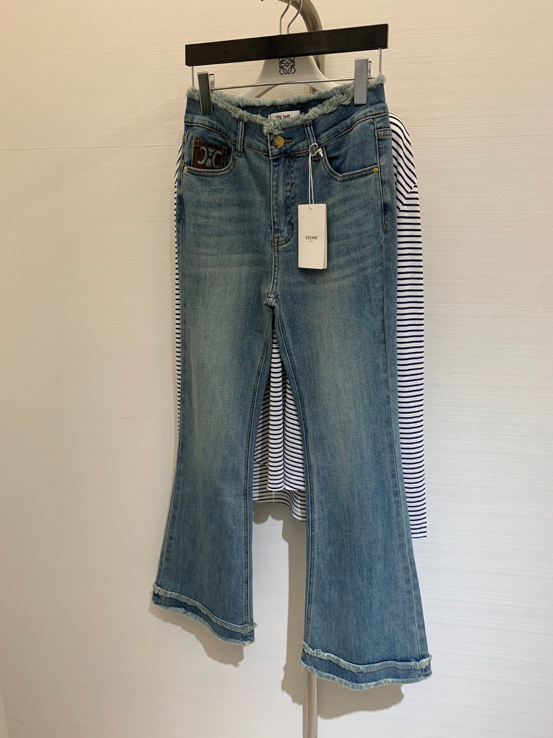 NO:309432,New spring and summer style rear bag Arc de Triomphe denim trousers, using high-woven high-dense denim cotton elastic fabric, heavy-work washing process, fabric texture soft and delicate touch, versatile items, hardware accessories decoration, rear bag Arc de Triomphe, waist and trousers' personalized beard design, the slightly flared version shows the body curve, full of high-end feel, super positive style, casual match shows temperament Size, alexander wang19860909春夏新款 后袋凯旋门牛仔微喇裤,采用高织高密牛仔棉弹面料,重工洗水工艺,面料质地触感柔软细腻,百搭单品,五金配件装饰,后袋凯旋门,腰头裤脚个性须边设计,微喇版型更显身材曲线,高级感满满,版型超正,随意一搭都显气质 尺码,,alexander wang,Women's clothing