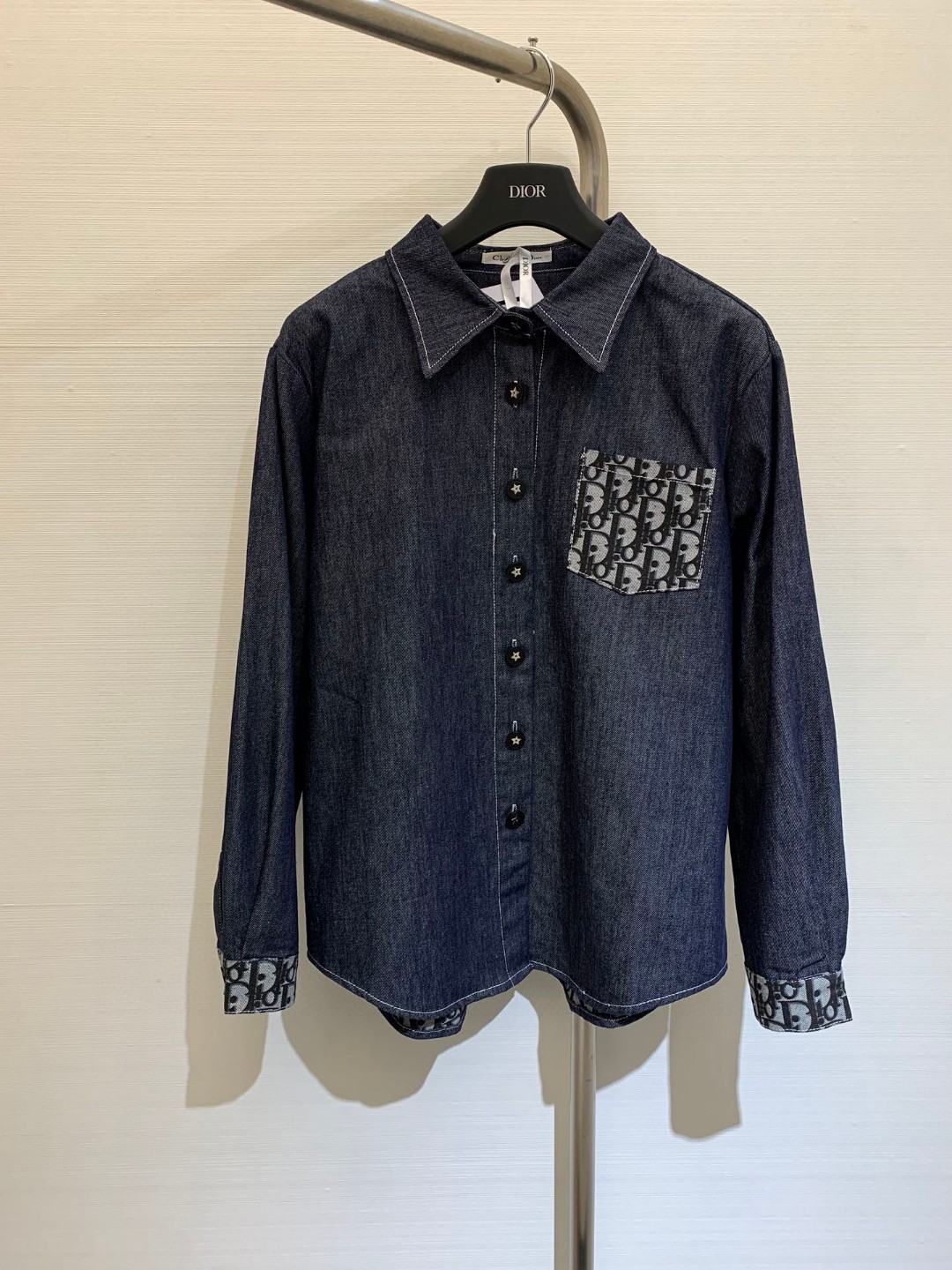 NO:309434,* New style for early spring denim shirt jacket, letter printed denim fabric inside, recommended denim jacket for early autumn, very stylish and lazy and casual on the body. The classic retro denim blue is a must-have every year, the same style for men and women!  yard count, jackets & coats,shirts,alexander wang19860909*  早春新款 牛仔衬衫外套,内里字母印花牛仔面料,早秋推荐的牛仔外套,穿上身很有腔调又慵懒休闲,经典的复古牛仔蓝每年都是必出的,男女同款哦！ 码数,,jackets & coats,shirts,alexander wang,Women's clothing