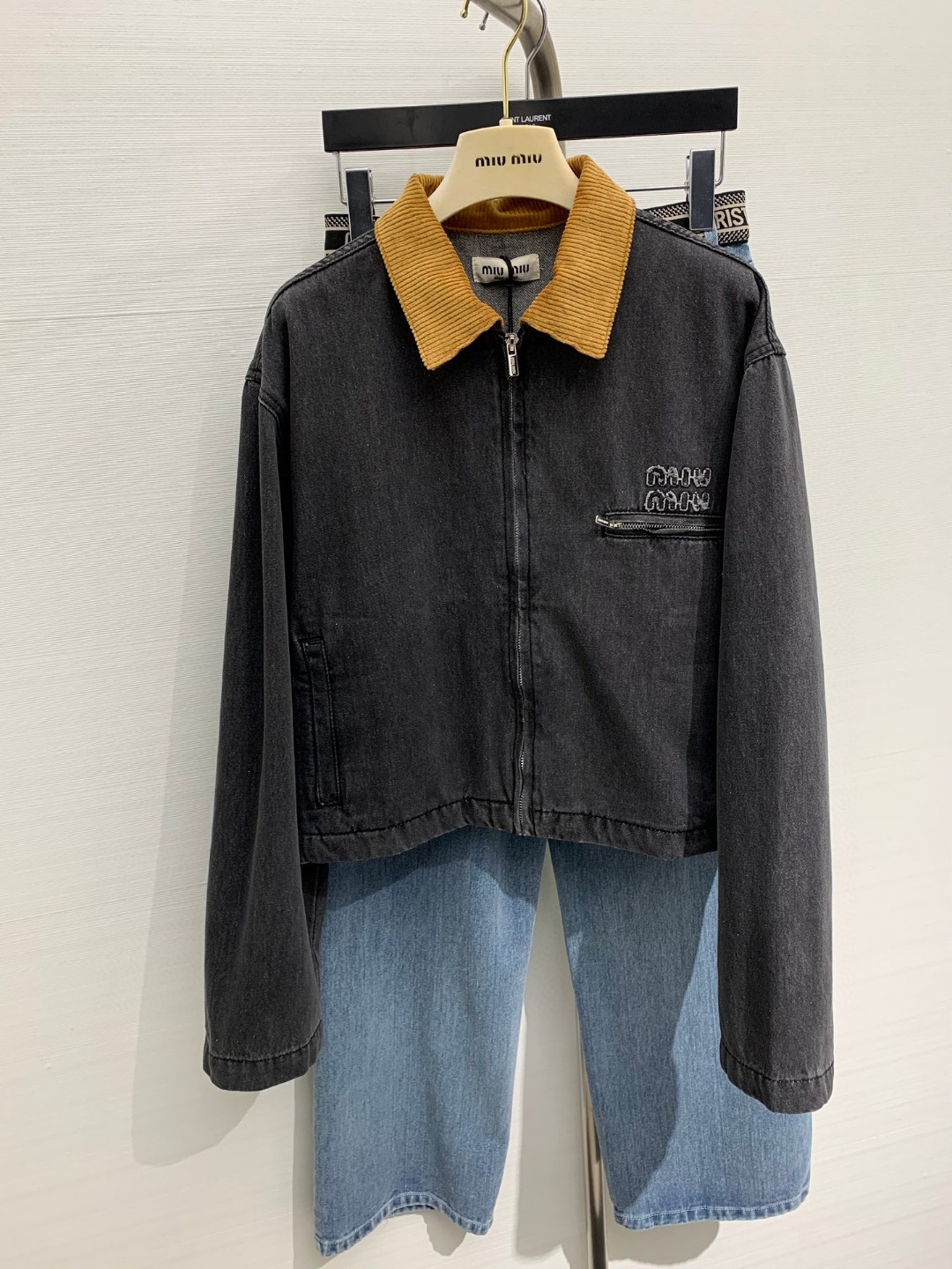 NO:309438,* New early autumn style with patch-embedded letters denim jacket, imported native cotton wash water, stand-up and stylish texture, patch-embedded letters fake pockets, lapel corduroy design, novel personality, short loose style can be controlled without any shape. Size, jackets & coats, alexander wang19860909*  早秋新款 贴布绣字母牛仔外套,进口原生棉洗水,质感立挺有型,贴布绣字母假口袋,翻领灯芯绒设计,个性新颖,短款宽松版型不任何身形都可以驾驭 码数,,jackets & coats,alexander wang,Women's clothing