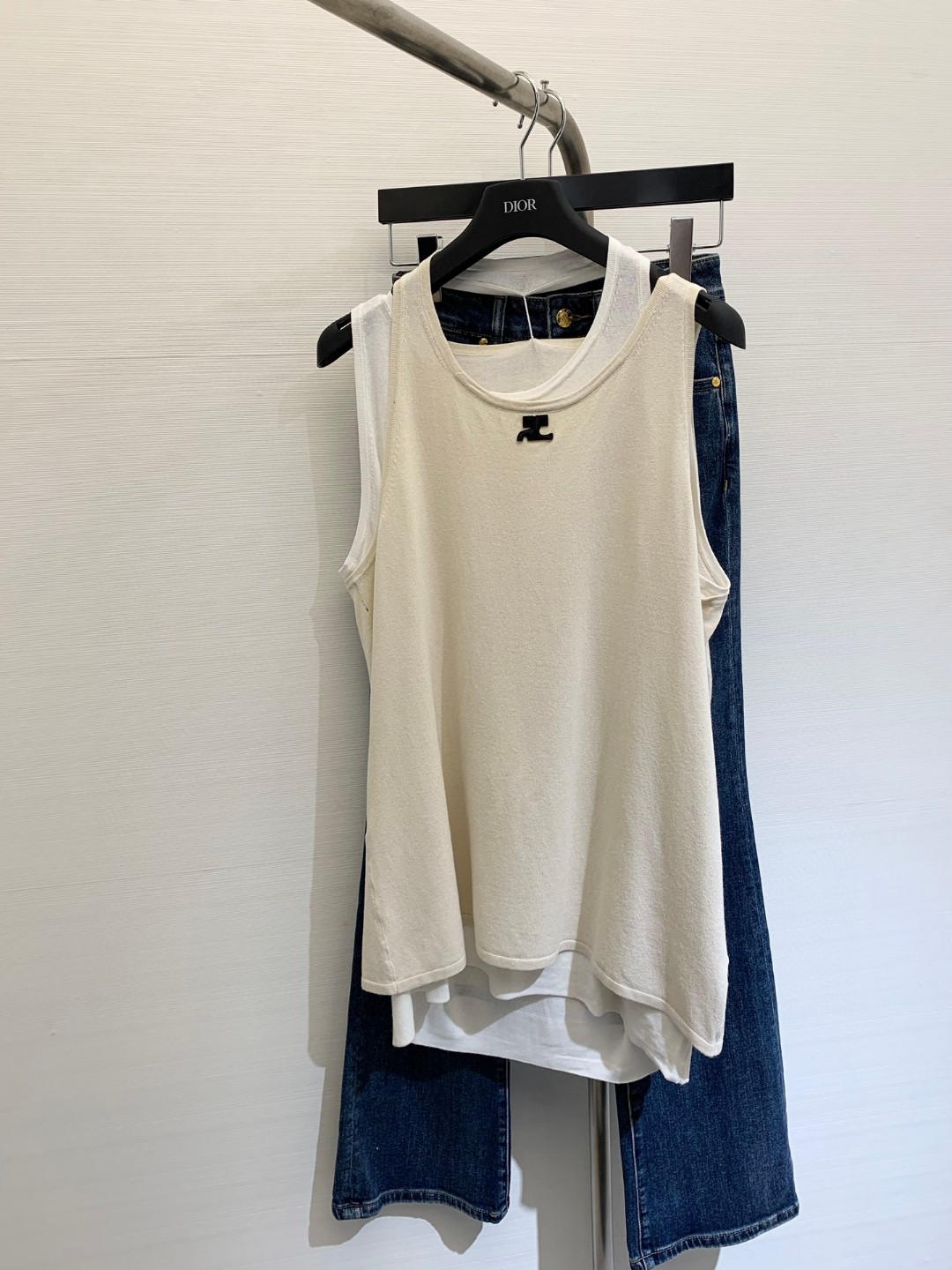 NO:309446,New early spring style, fake two-piece knitted vest, layered with visual atmosphere and minimalist, thin fabric, breathable and cool summer first choice vest!  Who doesn’t like a lazy summer, comfortable and free outfit? The contrasting color fake two-piece design has its own layered outfit effect, which is not without being monotonous and simple and versatile. The collar design and the thin lines on the back are hand-hooked!  The two vests are designed together, and the vest inside is longer, the neckline feels misaligned, the viscose fabric is very silky and smooth, and the upper body is not sticky!  Color apricot black code number, alexander wang19860909早春新款 假两件针织背心,叠穿视觉大气极简,面料轻薄透气性好清凉夏日首选背心！慵懒夏日,舒适又自由的穿搭谁不爱～撞色假两件的设计自带层次穿搭效果,不失单调的同时又简单百搭,领设计,后背的细线是手工钩的！两件背心合在一起的假两件设计,而里面那一层背心较长,领口有错位的感觉,粘纤面料很丝滑垂顺,上身不粘身！ 颜色杏色 黑色 码数,,alexander wang,Women's clothing