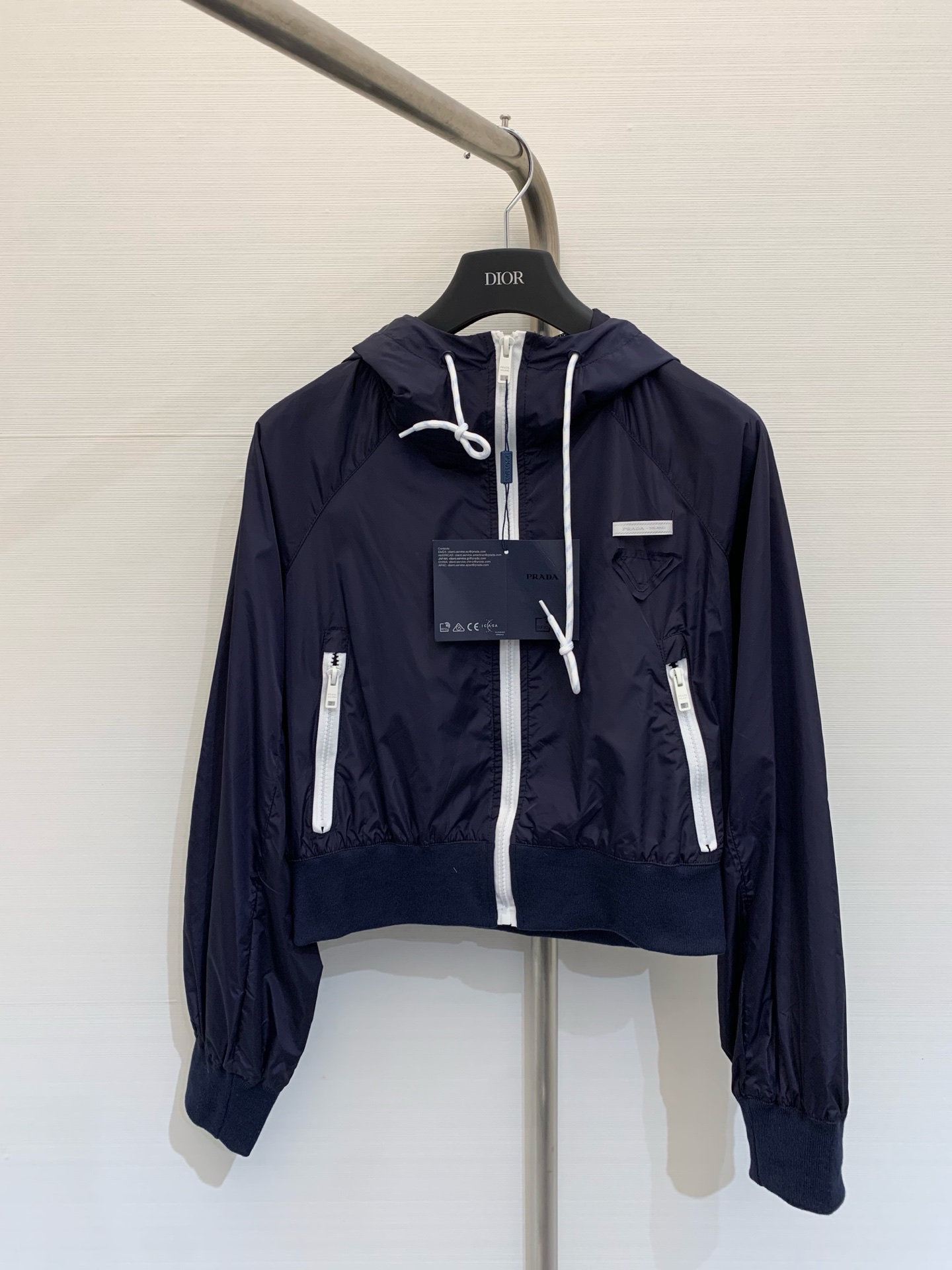 NO:309435,Prad* 2025 early spring new style, hooded thin charge jacket, customized YB imported charge nylon material, crisp and stylish, high-quality texture, hooded drawstring jacket style, more convenient to put on and take off, symmetrical zipper pockets with chest triangle marks, highlight the brand's fashion tone, elastic and tight, design details reflect the texture, stronger wrapping and more flexible, showing casual and fashionable style, both daily leisure and outdoor sports can show fashionable charm!  Color navy blue burgundy code SML, prada, jackets & coats,hats,alexander wang19860909Prad* 2025 早春新款 连帽轻薄冲锋外套,定制YB进口冲锋尼龙材质 挺括有型 质感上乘 连帽抽绳冲锋衣版型 拉链穿脱更便利 对称拉链口袋搭配胸前三角标 彰显品牌时尚调性 袖口下摆松紧收口 设计细节体现质感 包裹性更强更灵便 尽显休闲时髦格调 无论日常休闲还是户外运动都能展现时尚魅力！ 颜色藏蓝色 酒红色 码数SML,,prada,jackets & coats,hats,alexander wang,Women's clothing