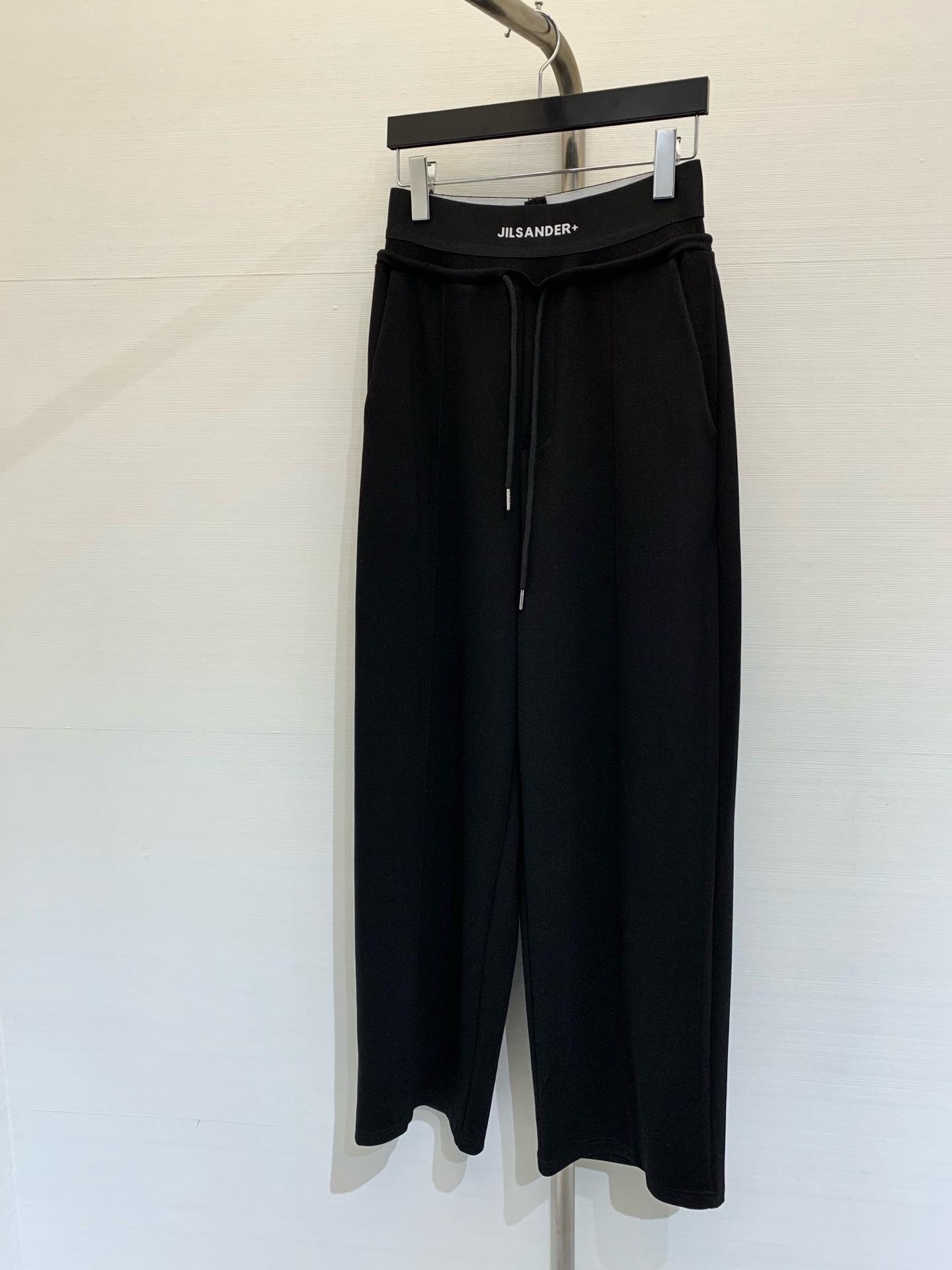 NO:309439,JILSANDER 2025 New early spring style, spliced ​​contrasting waist-head casual trousers, a versatile casual pants with a very design sense. Long-leg harvester, high-end fabric. The drooping feels just right, showing off long legs. High-end classic tailoring makes you look thinner and your legs look long and longer. The body proportions are strongly covered with flesh and slimming!  Eternal classic is absolutely not to be missed with any style, fashionable and practical, extremely comfortable, full score, color gray, black, SML, jil sander, alexander wang19860909JILSANDER 2025 早春新款 拼接撞色腰头休闲长裤,极具设计感的一款百搭休闲裤 大长腿收割器,高定面料 垂感度刚好,秀出大长腿 高端出品经典剪裁视觉显瘦显腿长拉长身材比例 实力遮肉显瘦！永恒经典是绝对不可错过的搭配任何风格都是大写的时髦实穿度极高 舒适度满分 颜色灰色 黑色 码数SML,,jil sander,alexander wang,Women's clothing