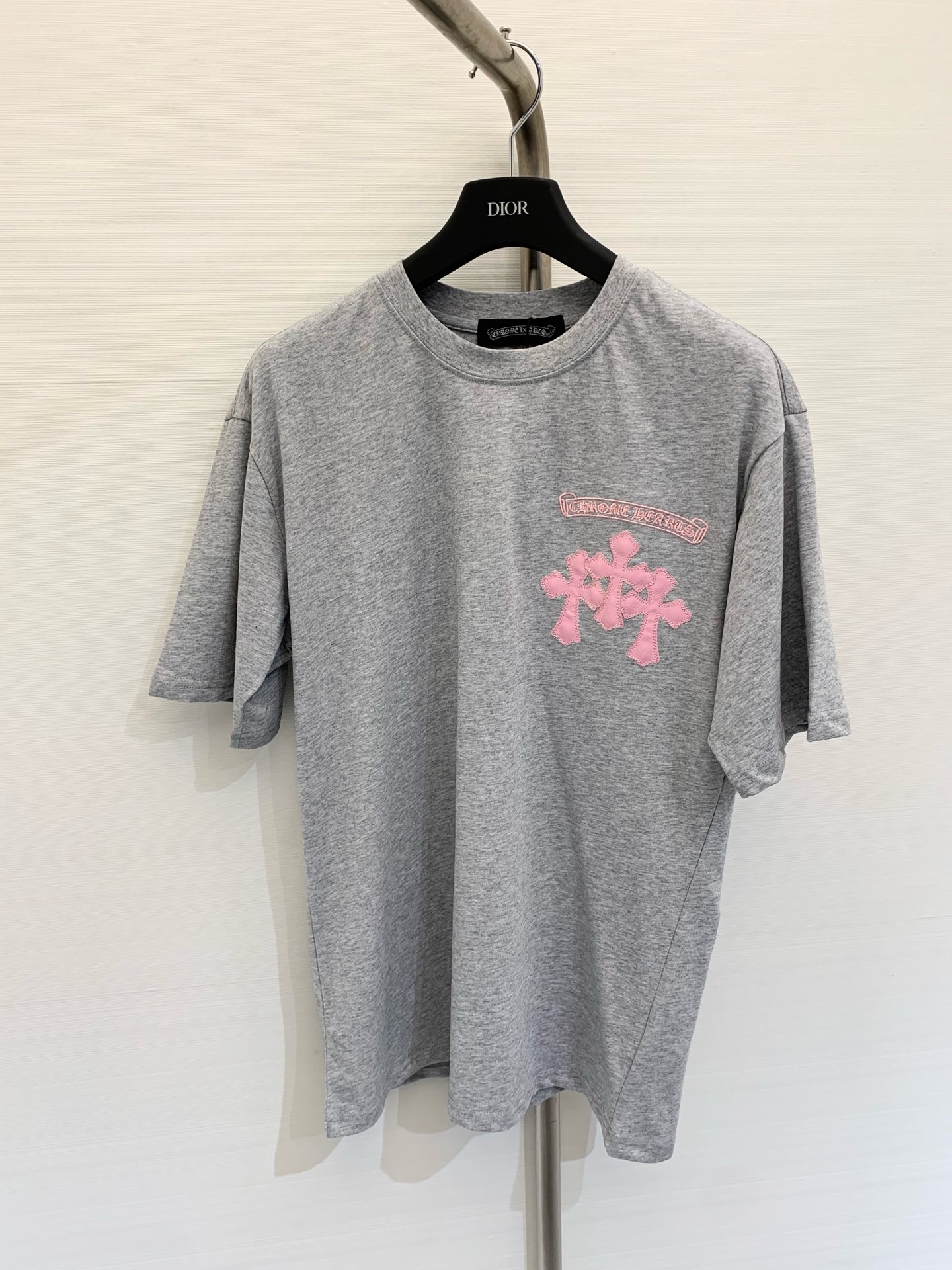 NO:309441,CH Croxin 2025ss Early Spring New Pink Cross Pink Skin Sanskrit Hand-painted Graffiti Short-sleeved T-shirt, YB Custom High-quality High-quality Top Fabric, 260g~270g, High-version Color Gray White SMLXL, Chrome Hearts, T-shirt,tees, t-shirt,alexander wang19860909CH克罗心 2025ss 早春新款 粉色十字架拼皮梵文手绘涂鸦短袖T恤,yb定制高克重环保优质顶级面料,260g~270g,高版本 颜色灰色 白色 码数SMLXL,,chrome hearts,T-shirt,tees，t-shirt,alexander wang,Women's clothing