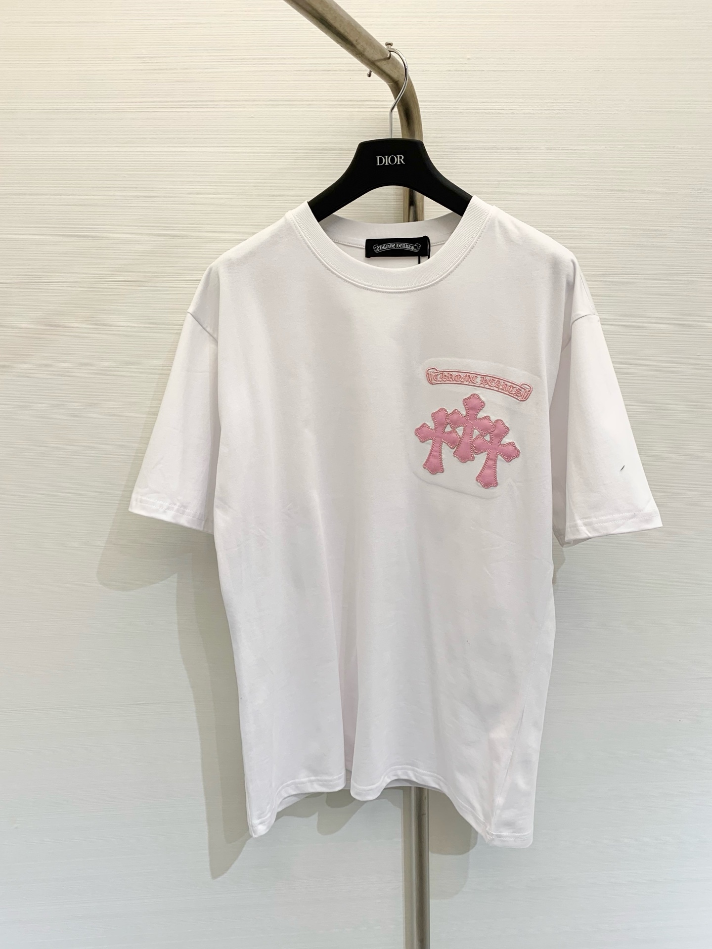 NO:309443,CH Croxin 2025ss Early Spring New Pink Cross Pink Skin Sanskrit Hand-painted Graffiti Short-sleeved T-shirt, YB Custom High-quality Top-grade Fabric, 260g~270g, High-version Color Gray White SMLXL 60300, Chrome Hearts, T-shirt,tees, t-shirt,alexander wang19860909CH克罗心 2025ss 早春新款 粉色十字架拼皮梵文手绘涂鸦短袖T恤,yb定制高克重环保优质顶级面料,260g~270g,高版本 颜色灰色 白色 码数SMLXL 60300,,chrome hearts,T-shirt,tees，t-shirt,alexander wang,Women's clothing