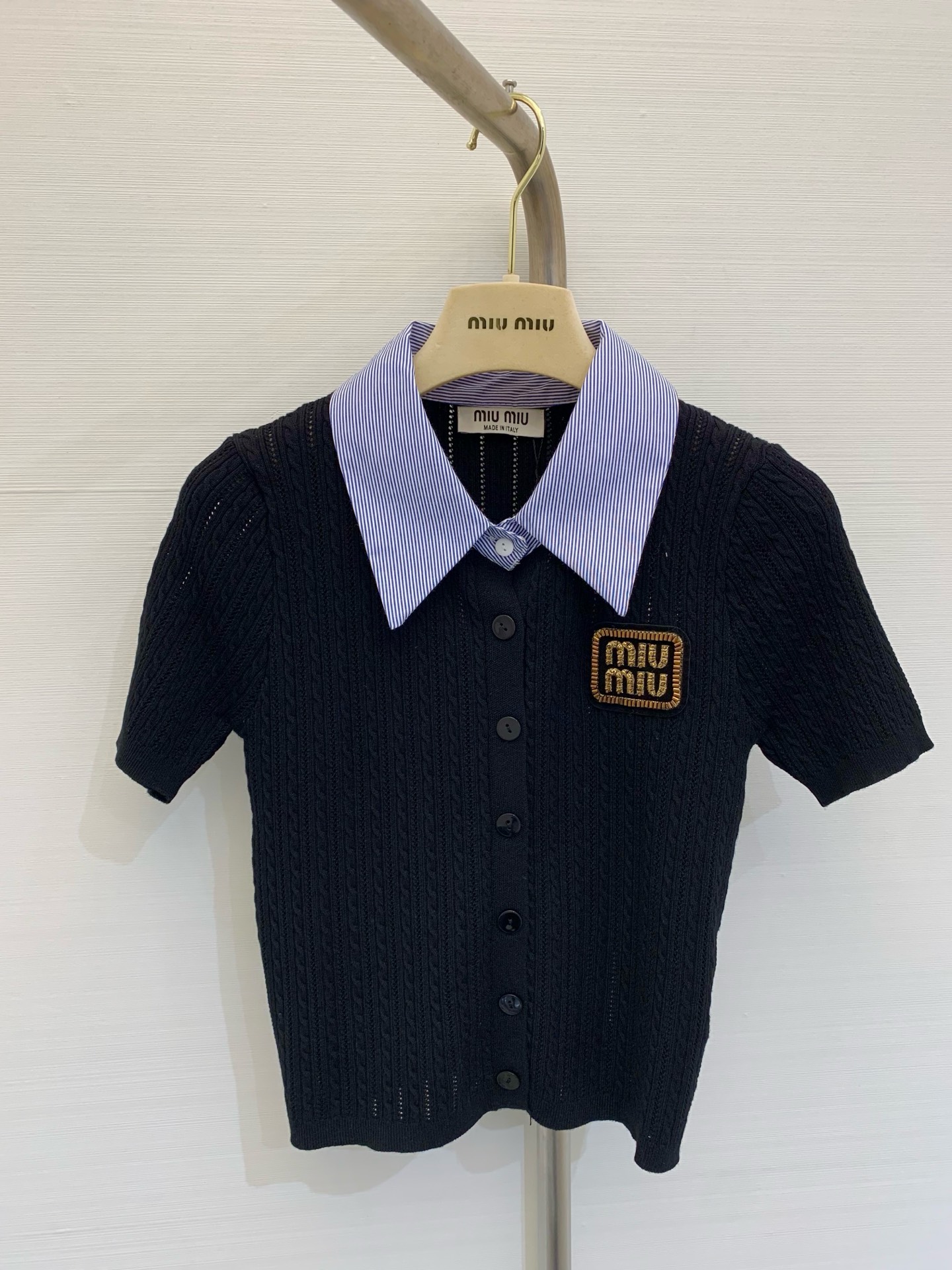 NO:309449,MIUMI* 2025 spring and summer new style lapel knitted short sleeves, temperament shirt collar design, classic letter logo jacquard decoration, high-end fashionable age-reducing college style color black white SML P,,miumiu,shirts,T-shirt,alexander wang19860909MIUMI* 2025 春夏新款 翻领针织短袖,气质衬衫领设计 经典字母logo提花装饰,高级时髦减龄学院风 颜色黑色 白色 码数SML P,,miumiu,shirts,T-shirt,alexander wang,Women's clothing