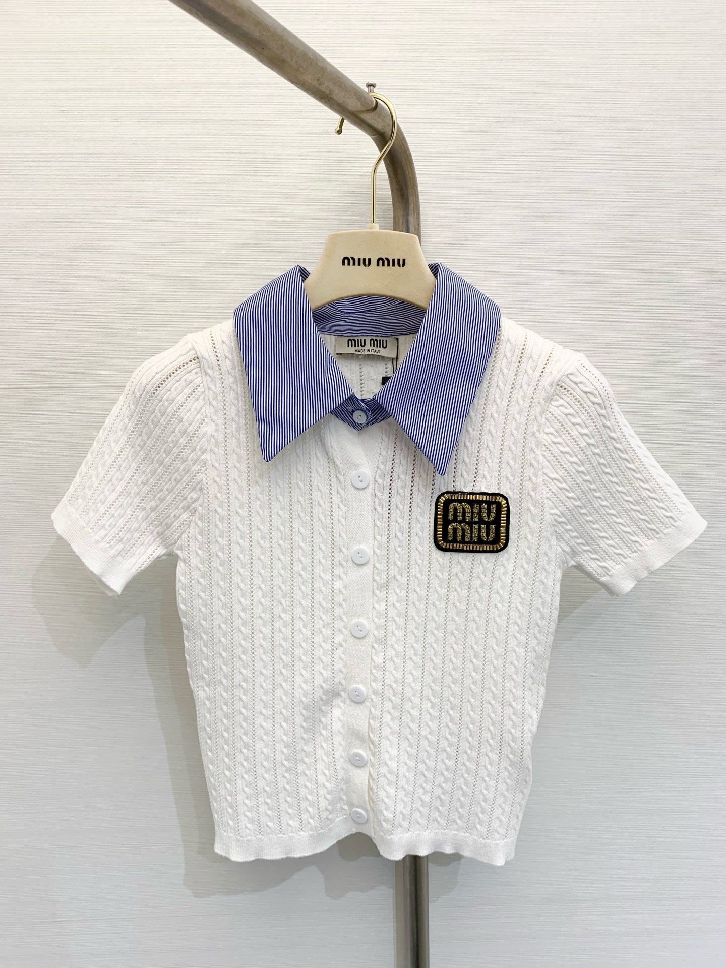 NO:309451,MIUMI* 2025 spring and summer new style lapel knitted short sleeves, temperament shirt collar design, classic letter logo jacquard decoration, high-end fashionable age-reducing college style color black white SML,,miumiu,shirts,T-shirt,alexander wang19860909MIUMI* 2025 春夏新款 翻领针织短袖,气质衬衫领设计 经典字母logo提花装饰,高级时髦减龄学院风 颜色黑色 白色 码数SML,,miumiu,shirts,T-shirt,alexander wang,Women's clothing