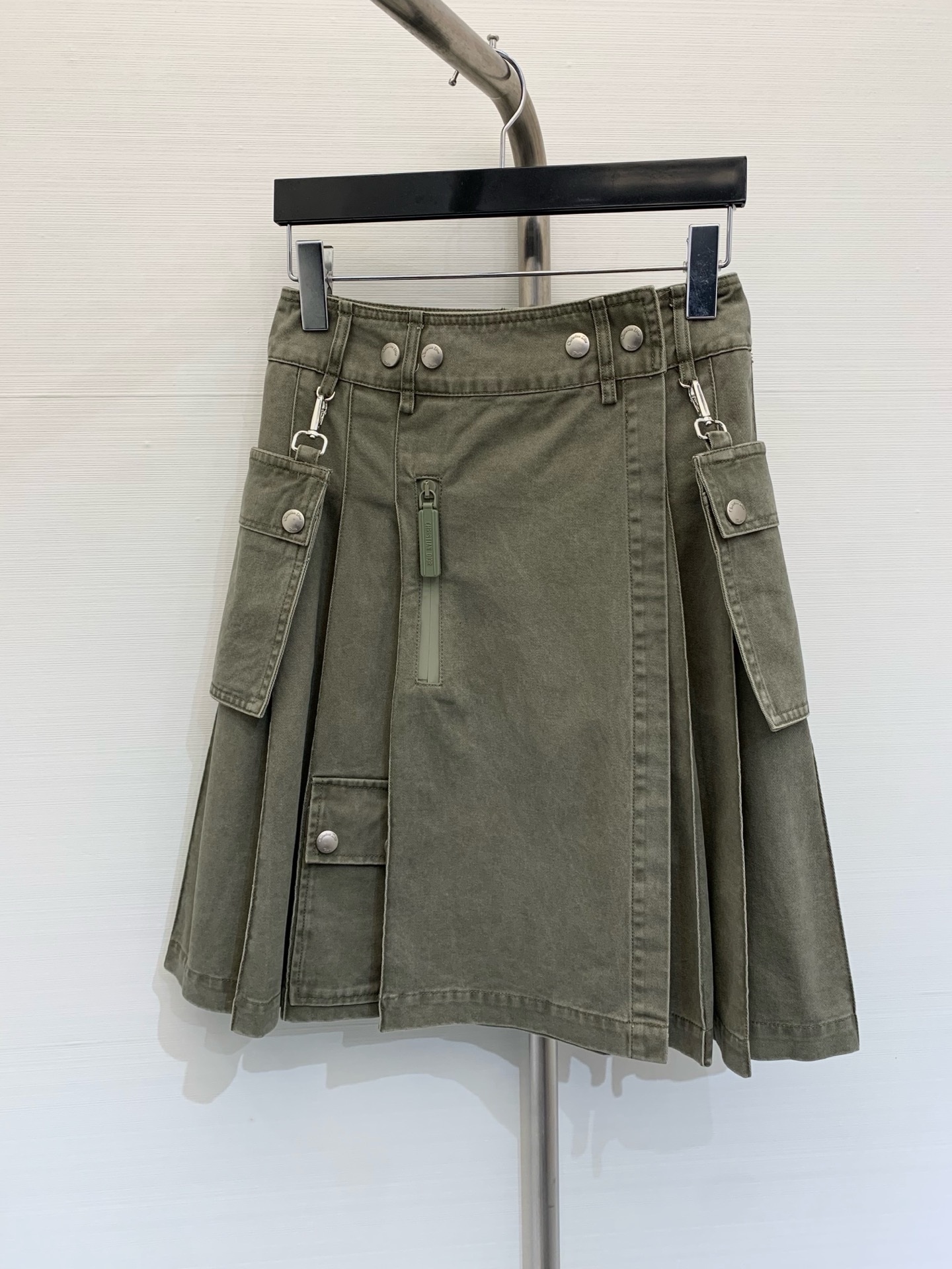 NO:309452,Dio* 2025 Spring and summer new style, retro one-piece workwear denim skirt, customized YB twill cotton denim fabric, good breathability, soft and comfortable denim pleated midskirt tailoring, multi-enzyme washing process, create a washing gray-green effect, increase the old-fashioned retro feeling, the brand letter logo is engraved on the round buckle, highlighting the low-key and luxurious feeling, the front is adjusted with snap button to achieve the one-piece skirt design The buckle design of the pockets on both sides increases the sense of layering and workwear, fashionable and practical, highlights the casual temperament, and easily wears fashionable and good proportions, and is more coordinated and advanced. SML P,,dior, skirts, alexander wang19860909Dio* 2025 春夏新款 复古一片式工装牛仔半裙,定制YB斜纹棉牛仔面料 透气性佳 柔软舒适 牛仔百褶中半裙剪裁 多重酵素水洗工艺处理 打造水洗灰绿色效果 增加做旧复古感 品牌字母徽标印刻于圆扣之上 彰显低调奢华感 正面以按扣调节实现一片式裙摆设计 两侧口袋的链扣设计增加层次感和工装感 时尚实用感 突出休闲气质 轻松穿出时髦好比例 穿搭更为协调高级 码数SML P,,dior,skirts,alexander wang,Women's clothing