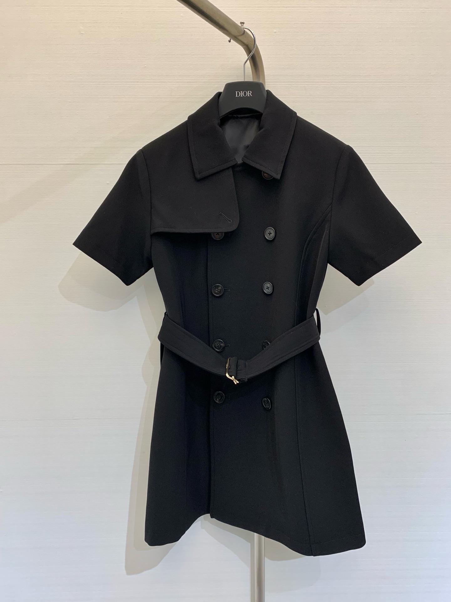 NO:309458,Burbe*ry 2025 Spring and Summer New Products Belt Short-sleeved Dress, Customized YB imported acetic acid material, textured and glossy, sleek high-end Classic lapel short-sleeved dress tailoring, neat and high-end Full-card button design, can be worn for one or two clothes to become short-sleeved windbreaker jacket, front single-piece shawl collar embellishment, lit up the overall shape, belt incorporates decorative adjustment, highlights waist lines, adds temperament, charm, straight A-shaped waist-hugging style, slim temperament, fashionable and fashionable, commuting, date and leisure, SML, burberry, skirts, jackets & coats, T-shirt, shawls, alexander wang19860909Burbe*ry 2025 春夏新品 腰带短袖连衣裙,定制YB进口醋酸材质 质感光泽 垂顺高级 经典翻领短袖连衣裙剪裁 利落高级 全开襟纽扣设计 可一衣两穿秒变短袖风衣外套 前侧单片披肩领点缀 点亮整体造型 腰带融入装饰调节 凸显腰身线条 增添气质魅力 直筒A字收腰版型 修身气质 时髦洋气 通勤约会休闲都 码数SML,,burberry,skirts,jackets & coats,T-shirt,shawls,alexander wang,Women's clothing