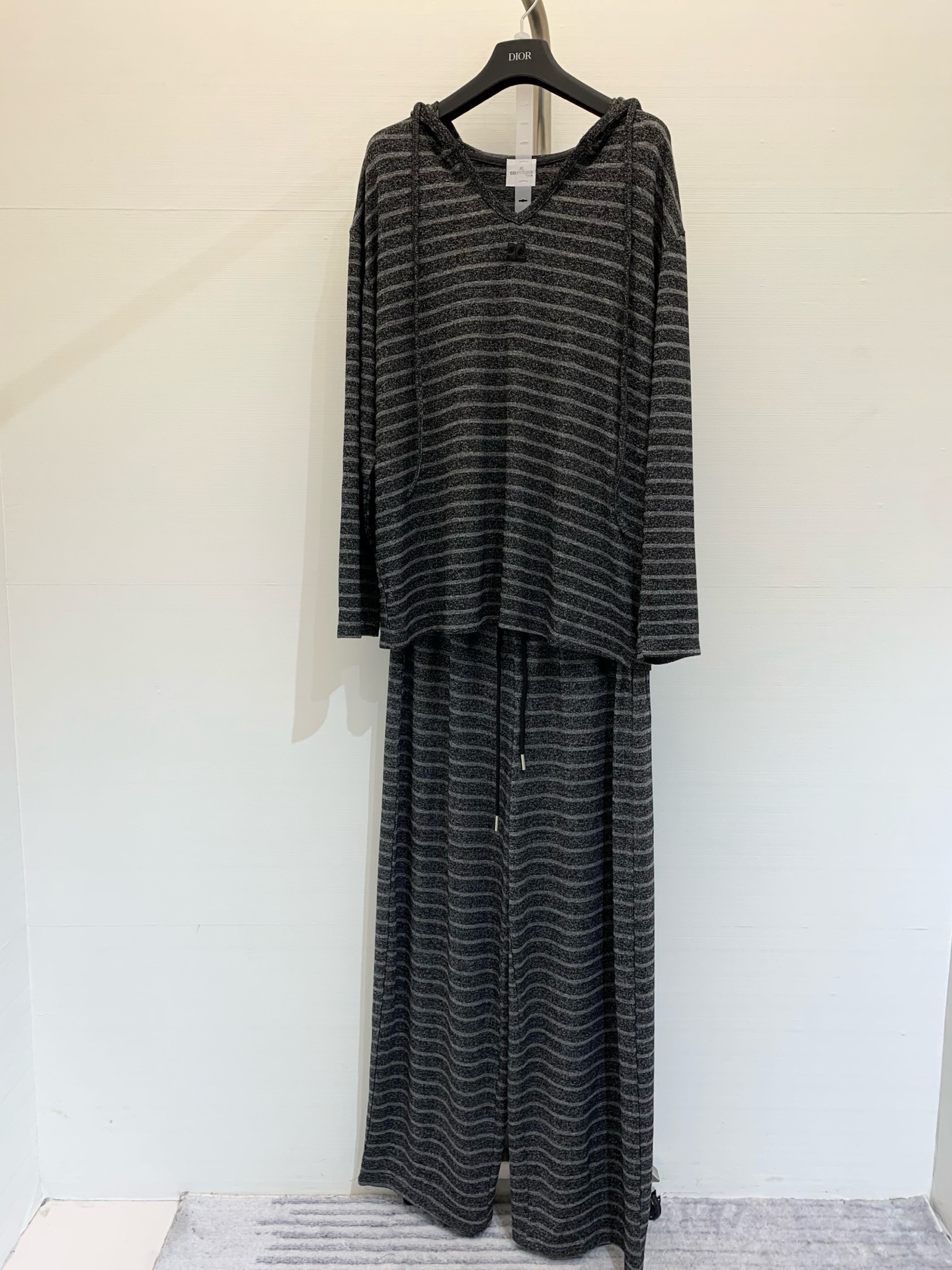 NO:309464,Courreges 2025 Spring and Summer New Lazy Casual Set, V-neck Hooded Top Loose Floating Pants Thin, Black Logo Faucet Patch Design on the chest, a set of matching is too perfect, the loose style is not picky, creating a natural and relaxed neutral outfit!  Minimalist aesthetics fits VTG retro soul!  Code SMLXL, Hats,alexander wang19860909Courreges 2025 春夏新款 懒人休闲套装,V领连帽上衣宽松拖地裤薄,胸前黑色Logo水龙头贴饰设计,一套搭配太完美了,宽松版型不挑人,打造自然松弛的中性风穿搭！极简美学与VTG复古灵魂契合！ 码数SMLXL,,hats,alexander wang,Women's clothing