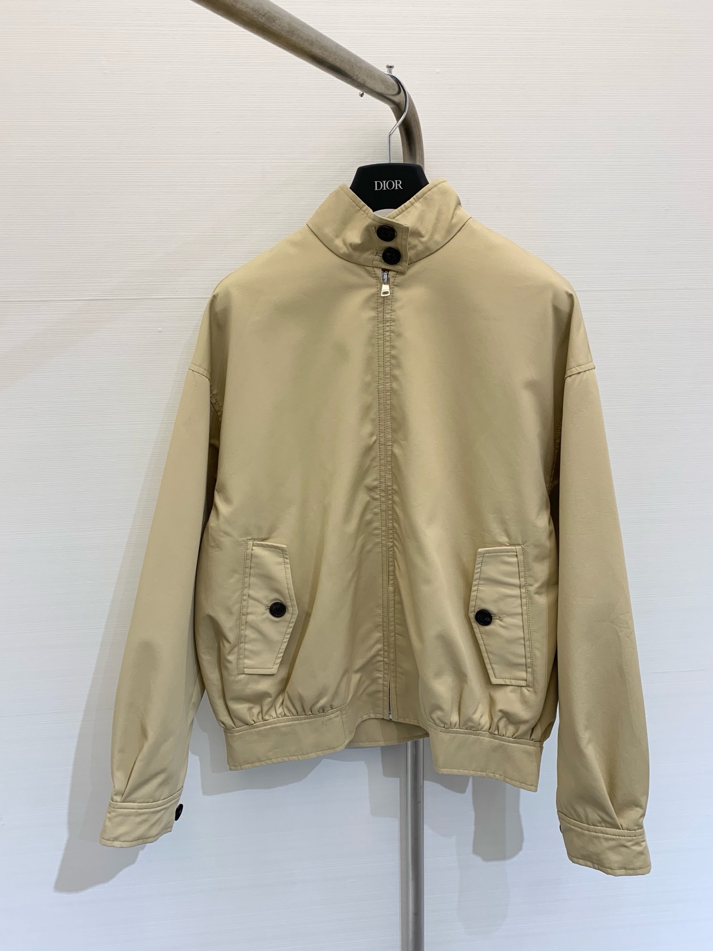 NO:309933,* New spring and summer style khaki collar jacket, retro and fashionable, classic style, comfortable fabric~ the overall coat is clean and neat, and it is good to match with a shirt or shirt. It will be more stylish when worn with a slightly larger and open mouth. The fabric is cotton, full of quality and weight!  The overall thickness is moderate, suitable for wearing in early spring. The fabric with ordinary materials really makes it different to the touch. This piece is super comfortable. It feels soft and stylish. It has a loose fit but not loose. It is just right and does not picky about people. This silhouette will not be outdated for how long it takes to wear. The upper body is also highly recognizable!  It can be worn by both men and women, and it can easily create a clean and refreshing youthful outfit!  Exquisite workmanship, code number m,,jackets & coats,jackets & coats,alexander wang19860909*  春夏新款 卡其立领夹克外套,复古又洋气,版型经典,面料舒适～外套整体干净利落,搭配衬衣或恤都不错,稍大一点敞口穿会更有型,面料是棉,品质和分量感十足！整体厚度适中,适合早春季节穿着,材质很普通的面料摸起来真的不一样的 这件超级舒服 手感软而有型,宽松的版型但不松垮,刚刚好的,不挑人穿,这种廓形是穿多久都不会过时的款,上身耐看辨识度也很高！男女都能穿,轻松打造干净清爽少年感穿搭！做工精致 码数 m,,jackets & coats,jackets & coats,alexander wang,Women's clothing