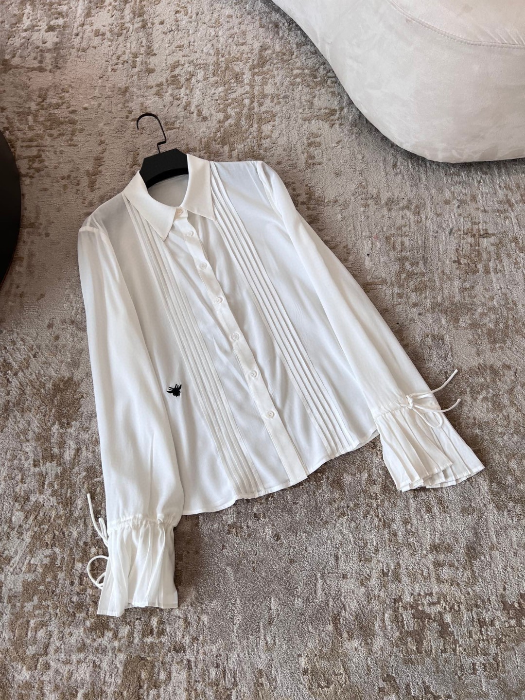 NO:310436,* New early spring style, small bee embroidered high-end silk shirt, a shirt with many details, double-sided organ pleated design, side embroidered little bee, two pleated trumpet cuffs are very beautiful, strap bow, elegant and generous Size, Shirts, alexander wang19860909*  早春新款 小蜜蜂刺绣高级人丝衬衫,超多细节的一件衬衫 双侧风琴百褶设计,侧边刺绣小蜜蜂 两个百褶喇叭袖口非常好看,绑带蝴蝶结,优雅大方 码数,,shirts,alexander wang,Women's clothing