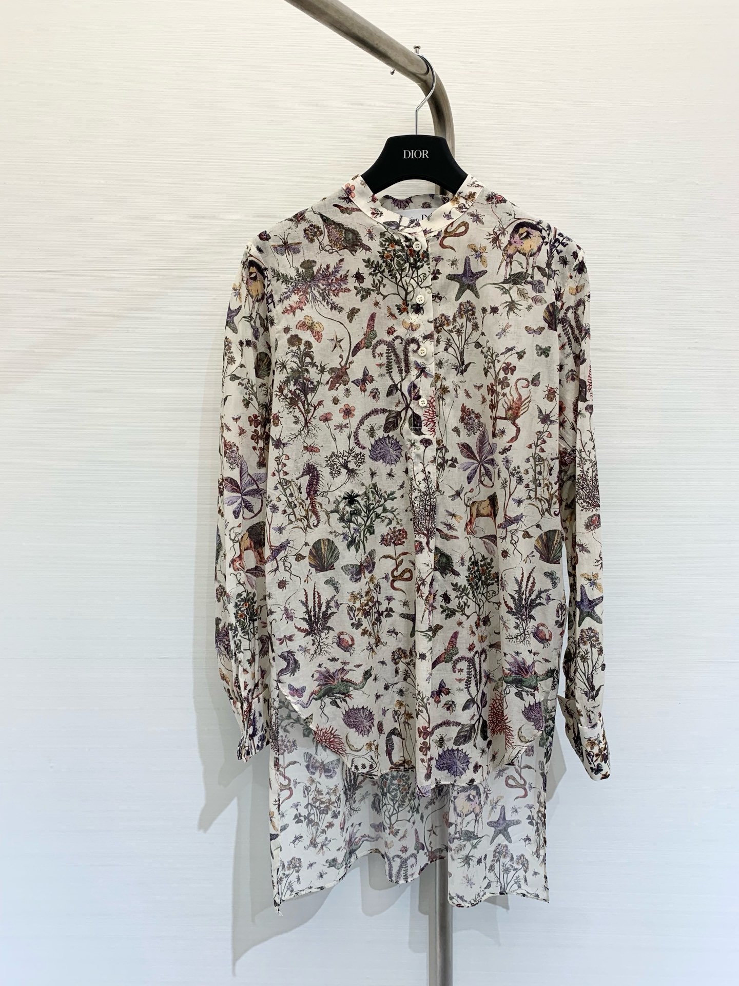 NO:309937,Dio* 2025 New early spring style Holiday new product floral animal marine element pattern pure cotton long-sleeved shirt!  Short front and long back design, interpreting the unrestrained free soul pastoral temperament goddess, original custom imported silk cotton material is light and comfortable. Embroidered CD Little Bee's classic short front and long slit design, romantic temperament, elegant and charming. The upper body looks slim and tall!  The quality of workmanship depends on the details!  SML, dior,shirts,alexander wang19860909Dio* 2025 早春新款 渡假新品花卉动物海洋元素图案纯棉长袖衬衫！前短后长设计 演绎无拘无束的自由灵魂田园风气质女神,原版定制进口丝棉材质轻盈舒适.刺绣CD小蜜蜂经典前短后长开叉设计浪漫气质优雅迷人.上身显瘦又高挑！做工品质看细节！ 码数SML,,dior,shirts,alexander wang,Women's clothing