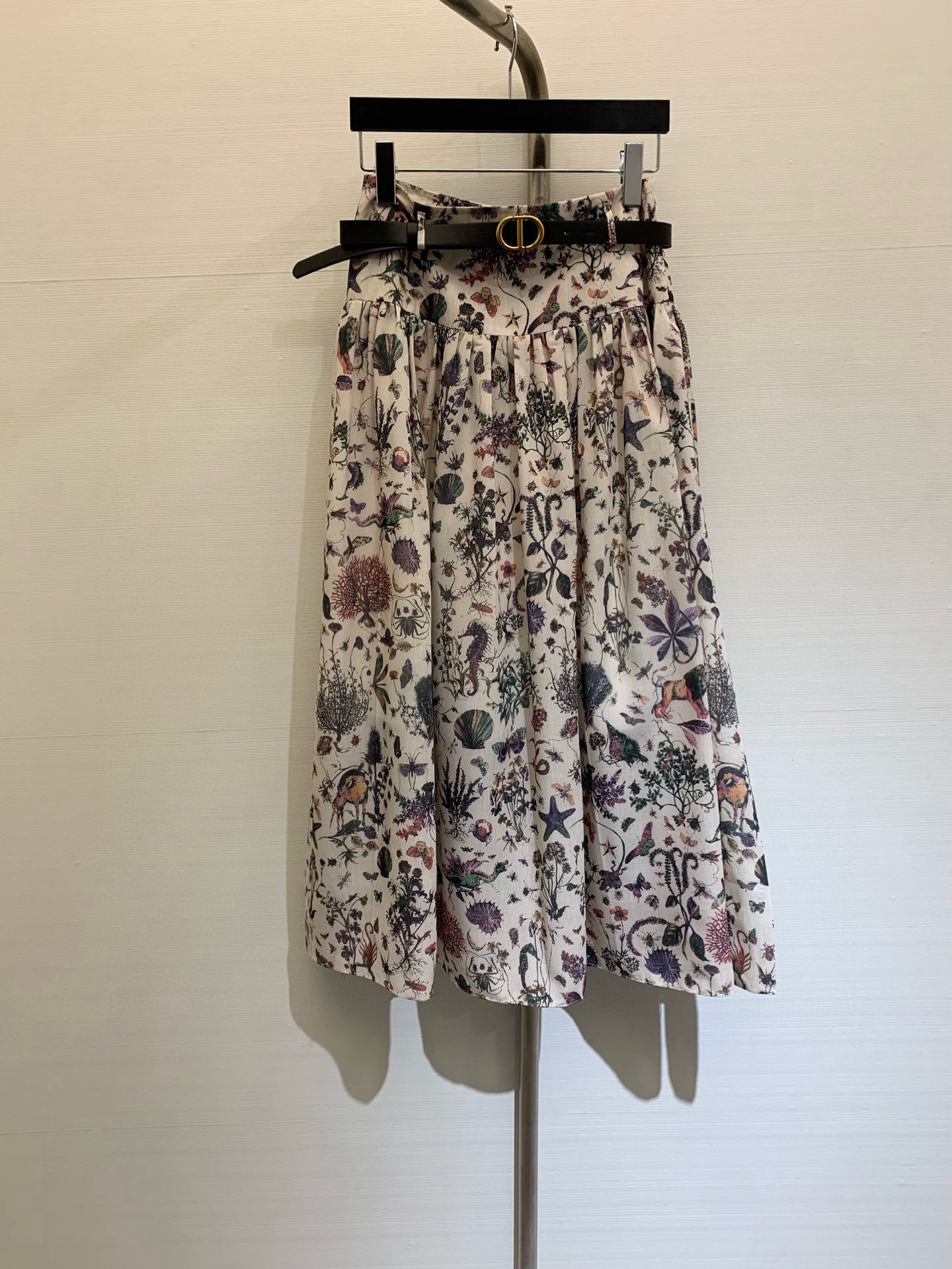 NO:309939,* New early spring products, Ruyi Garden animal and plant elements pattern positioning printed long skirt, paired with leather belt to enhance the style!  Classic mid-high waist pleated fluffy skirt with flowing big skirt with romantic temperament and charming temperament, slim and tall upper body!  The quality of workmanship depends on the details!  Skirts, alexander wang19860909*  早春新品 茹伊花园动植物元素图案定位印花长半裙,搭配皮腰带提升格调！经典中高腰褶裥蓬蓬裙飘逸大裙摆浪漫气质优雅迷人,上身显瘦又高挑！做工品质看细节！ 码数,,skirts,alexander wang,Women's clothing