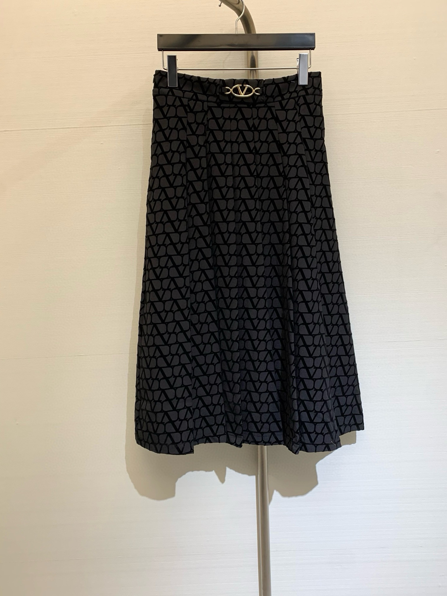 NO:309943,* New early spring style letter flocked skirt design!  Extra large skirt with waist hardware and jewelry decoration, fashionable and high-end!  Very nice, casual, fashionable and high-end, the style is just right and the cut will not be too big. Any figure can be easily controlled, creating a cool and high-end feeling that will become long legs in seconds. Color khaki black. Size, skirts, alexander wang19860909*  早春新款 字母植绒半裙设计！超大裙摆腰头五金饰品装饰,时尚高级！非常好看,休闲时髦又有高级感,版型剪裁恰到好处不会太大件 任何身材都可以轻松驾驭,打造飒爽高级感秒变大长腿 颜色卡其色 黑色 码数,,skirts,alexander wang,Women's clothing