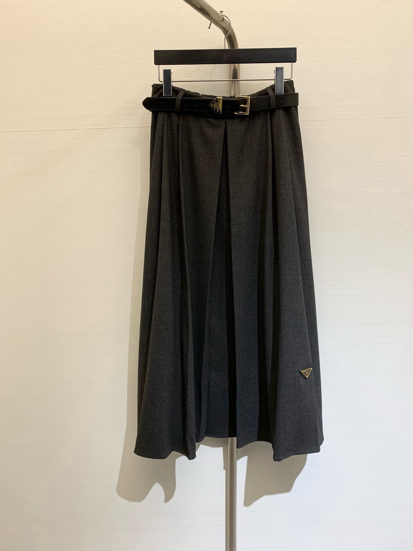 NO:309926,* 2025 New early spring style retro college style long pleated skirt, custom wool wool fabric with soft and delicate texture, and a custom triangle metal buckle fabric belt, literary and age-reducing girls' college style, three-dimensional tailoring style is versatile and slimming!  Sweet and cool style wardrobe essential temperament items Black color gray Skirts, skirts, alexander wang19860909* 2025 早春新款 复古学院风长款压褶半裙,定制毛感绒呢面料柔软细腻质感超赞,配送定制三角标金属扣本布腰带,文艺减龄少女学院风气质单品,立体剪裁版型百搭又显瘦！甜酷风时髦衣橱必备气质单品 颜色黑色 灰色 码数,,skirts,alexander wang,Women's clothing