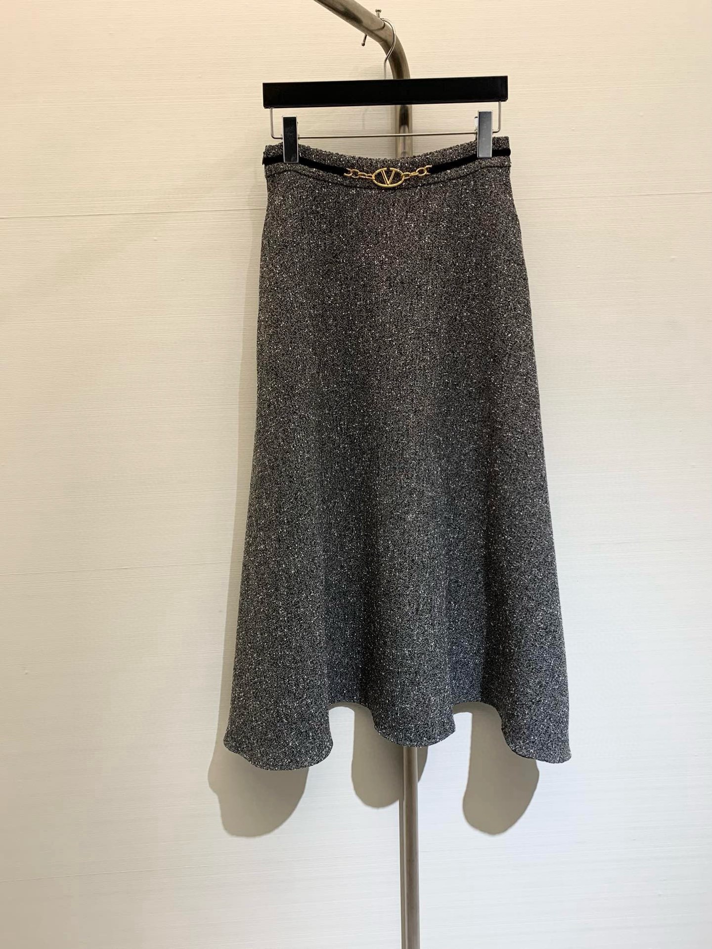 NO:309928,* New spring and summer style, Hepburn style retro thick floral skirt, low-key and luxurious three-dimensional tailoring, streamlined line design highlights the slim waist, large waist belt, gold plated decoration, noble and elegant and gentle and intellectual temperament, it will be amazing when you receive it, the custom fabric texture is excellent, color black, diamond gray, code number, skirts, gold plating, alexander wang19860909*  春夏新款 气质赫本风复古粗花半身裙,低调奢华立体剪裁,精简线条感设计凸显小蛮腰,腰头皮带大 镀金装饰,高贵典雅又尽显温柔知性的气质,收到手会很惊艳,定制面料质感超赞 颜色黑色 钻灰 码数,,skirts,gold plating,alexander wang,Women's clothing