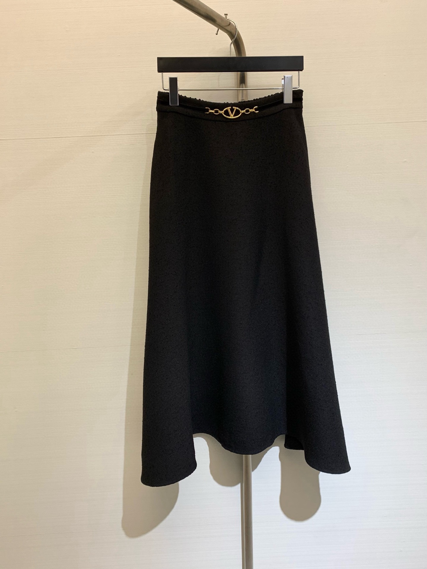 NO:309930,* New spring and summer style, Hepburn style retro thick floral skirt, low-key and luxurious three-dimensional tailoring, streamlined line design highlights the slim waist, large waist belt, gold plated decoration, noble and elegant and gentle and intellectual temperament, it will be amazing when you receive it, the custom fabric texture is excellent, color black, diamond gray, code number, skirts, gold plating, alexander wang19860909*  春夏新款 气质赫本风复古粗花半身裙,低调奢华立体剪裁,精简线条感设计凸显小蛮腰,腰头皮带大 镀金装饰,高贵典雅又尽显温柔知性的气质,收到手会很惊艳,定制面料质感超赞 颜色黑色 钻灰 码数,,skirts,gold plating,alexander wang,Women's clothing