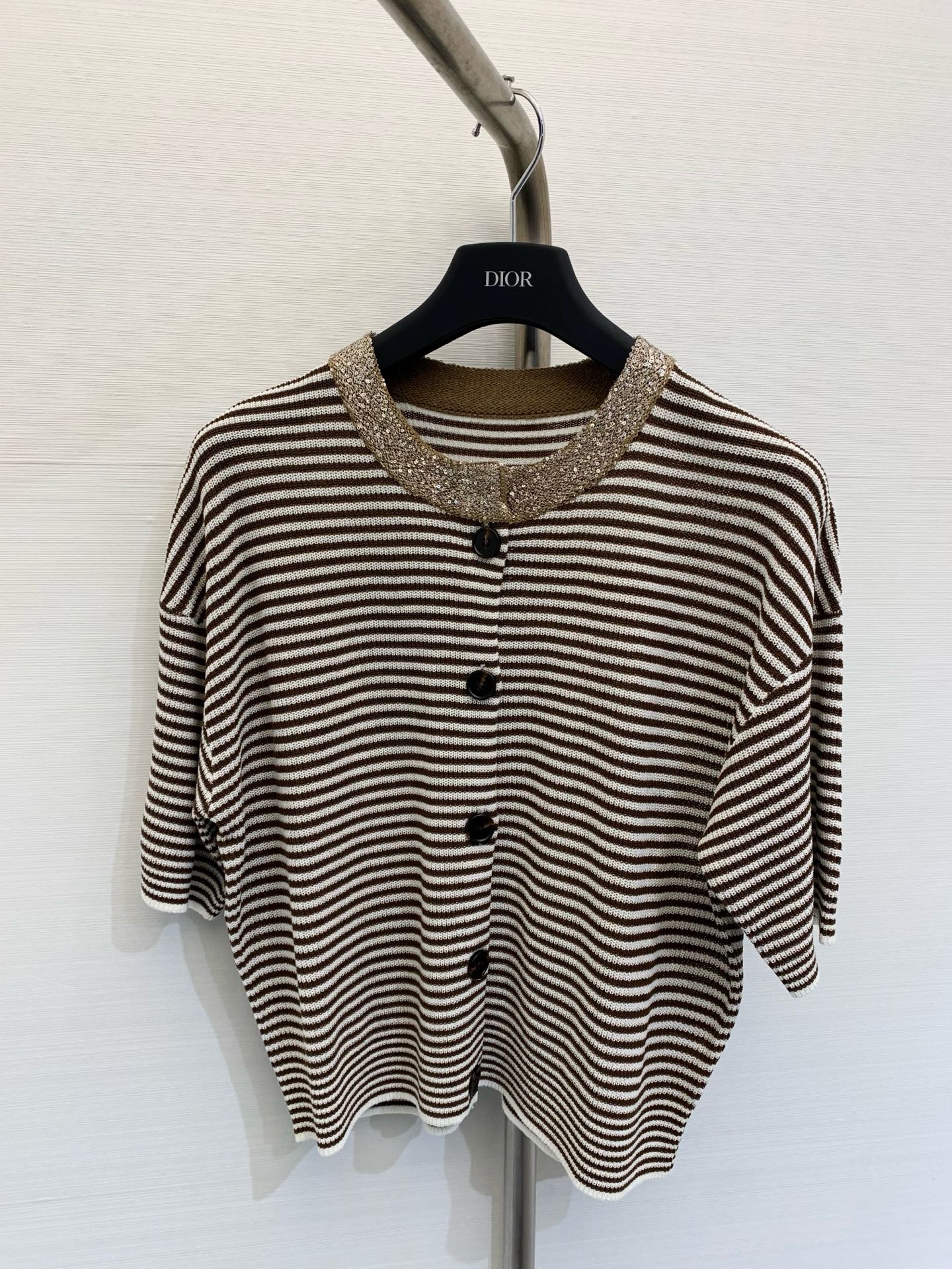 NO:309945,BC 2025 New early spring style, walking high-end Bc old-fashioned outfit, Italian aesthetic color matching striped shoulder short-sleeved cardigan. Bright beads shining beads neck yarn!  Mysterious and noble heavy industry is luxurious!  Imported pure cotton yarn Swiss woven craftsmanship creates a low-key and luxurious sense of high quality!  Loose style, lazy temperament, casual and elegant. Classic, unscrupulous and super slim on the upper body. SML, T-shirt, alexander wang19860909BC 2025 早春新款 行走的高定 Bc老钱风穿搭,意大利美学配色条纹落肩短袖开衫.璀璨珠片闪耀珠片领圏纱线！神秘又高贵重工奢华绝绝子！进口纯棉纱线瑞士机织工艺打造低调奢华的高级感！宽松版型慵懒气质随性优雅.经典不挑人上身超显瘦 码数SML,,T-shirt,alexander wang,Women's clothing