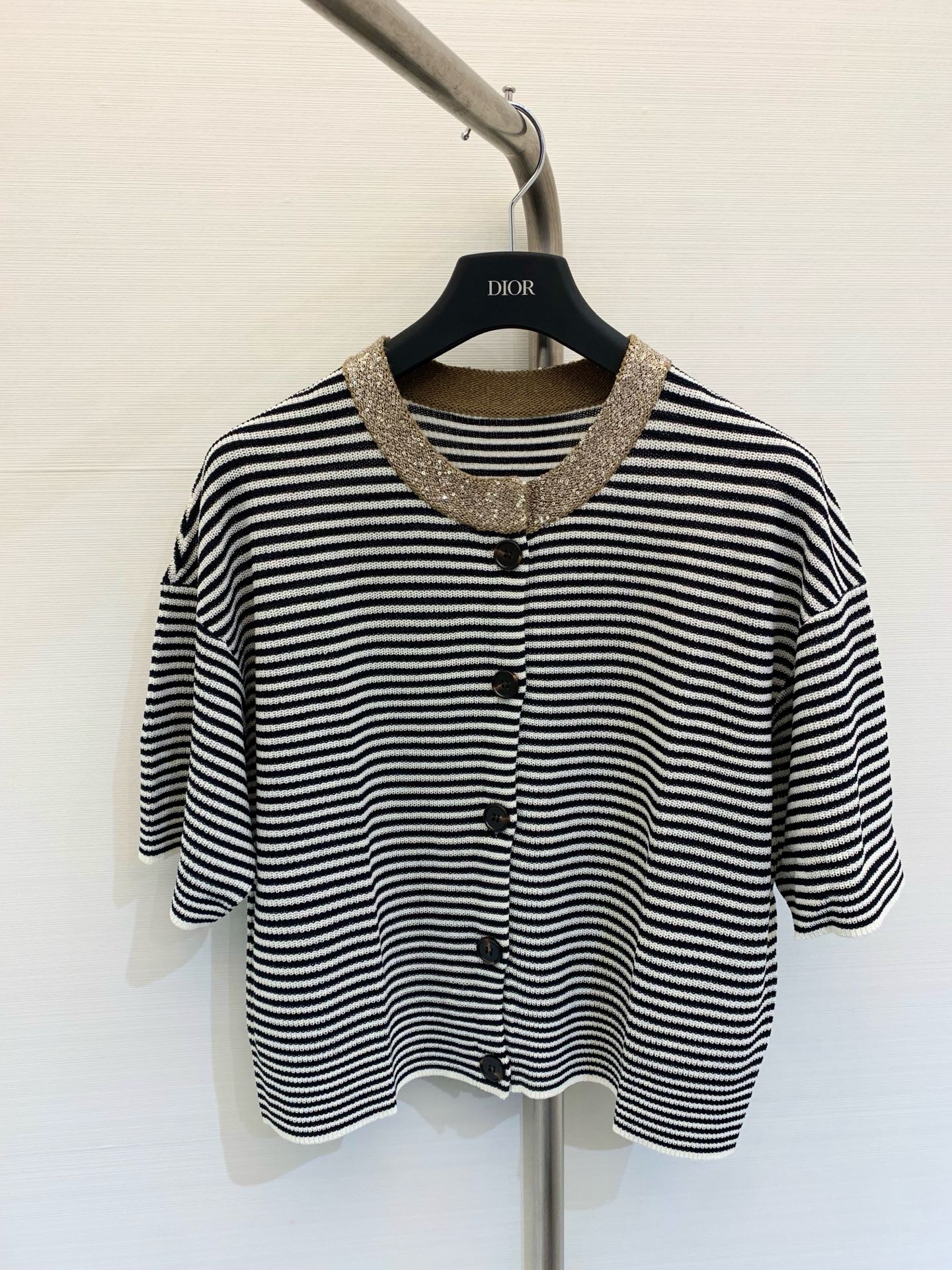 NO:309948,BC 2025 New early spring style, walking high-end Bc old-fashioned outfit, Italian aesthetic color matching striped shoulder short-sleeved cardigan. Bright beads shining beads neck yarn!  Mysterious and noble heavy industry is luxurious!  Imported pure cotton yarn Swiss woven craftsmanship creates a low-key and luxurious sense of high quality!  Loose style, lazy temperament, casual and elegant. Classic, unscrupulous and super slim on the upper body. SML 80420, T-shirt, alexander wang19860909BC 2025 早春新款 行走的高定 Bc老钱风穿搭,意大利美学配色条纹落肩短袖开衫.璀璨珠片闪耀珠片领圏纱线！神秘又高贵重工奢华绝绝子！进口纯棉纱线瑞士机织工艺打造低调奢华的高级感！宽松版型慵懒气质随性优雅.经典不挑人上身超显瘦 码数SML 80420,,T-shirt,alexander wang,Women's clothing