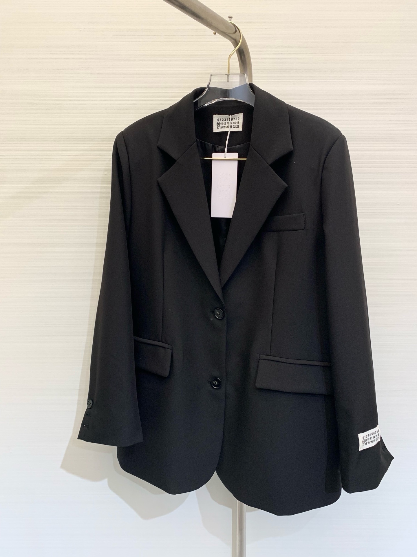 NO:309951,MM6 2025 early spring new style, armband logo wide version suit jacket, contrasting sleeve design, continues the brand's consistent tone, loose style is not picky, and the lower body looks good with any combination. SML, masion margiela, jackets & coats, alexander wang19860909MM6 2025 早春新款 袖标Logo阔版西服外套,撞色袖子设计,延续品牌一贯的调性,宽松版型不挑人 下半身任意搭配都好看 码数SML,,masion margiela,jackets & coats,alexander wang,Women's clothing
