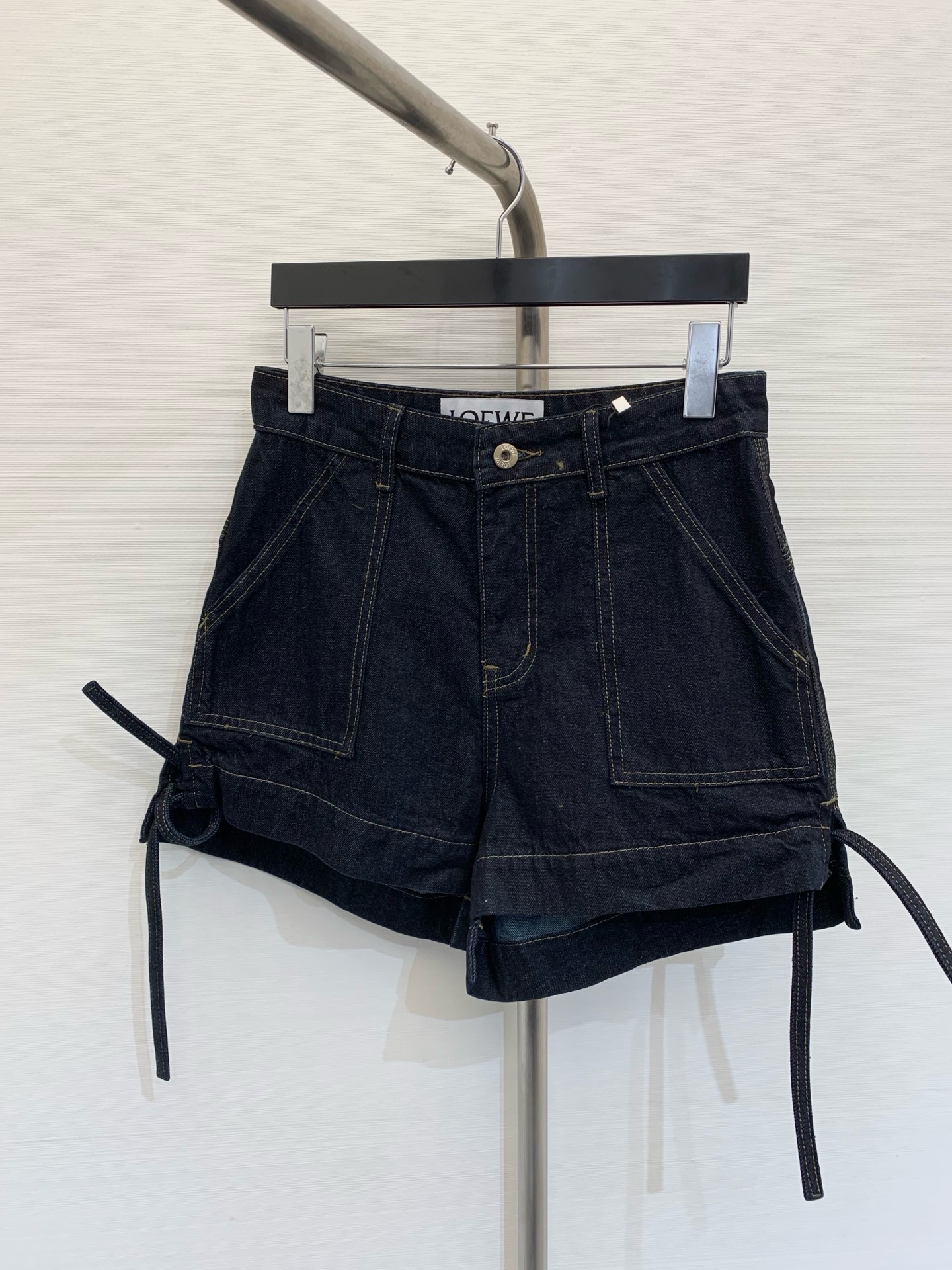 NO:309957,Loewe 2025 early spring new style danning dark denim shorts, imported denim non-fading pure cotton fabric, customized hardware leather labels, sewing leather labels, not very short style, extended version, tied ropes on both sides, design of the upper body is more fashionable, very versatile and slimming!  SML, loewe, shorts, alexander wang19860909Loewe 2025 早春新款 丹宁深色牛仔短裤,进口丹宁不掉色纯棉面料,定制五金皮牌,车缝皮牌,不是很短的版型,加长版,两侧绑绳流苏设计上身更时髦,非常百搭显瘦！ 码数SML,,loewe,shorts,alexander wang,Women's clothing
